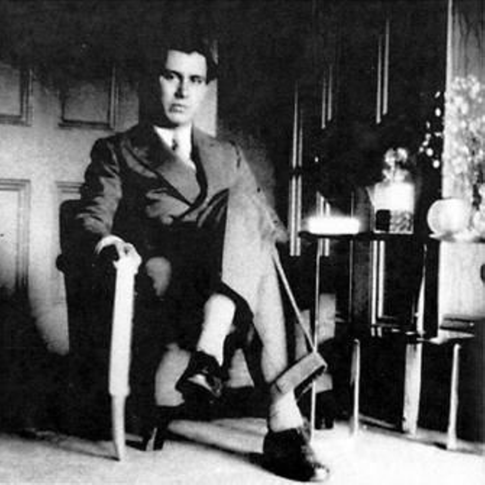 Manuel Altolaguirre en su casa del 55 de Warwick Road de Londres en 1934.