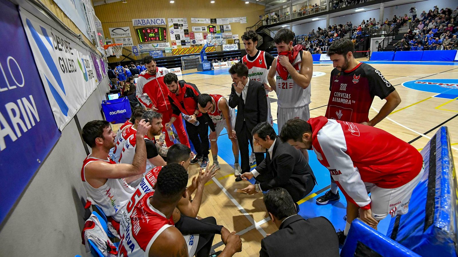 Pin da instrucciones a sus jugadores en un tiempo muerto