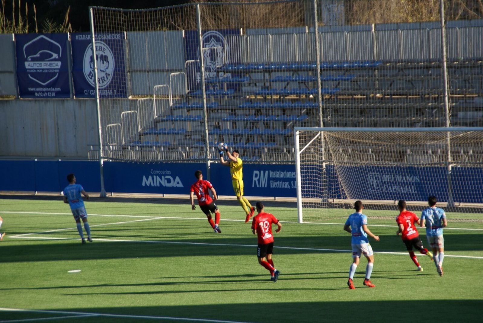 Un momento del partido entre el Ciudad de Lucena y el Cartaya.