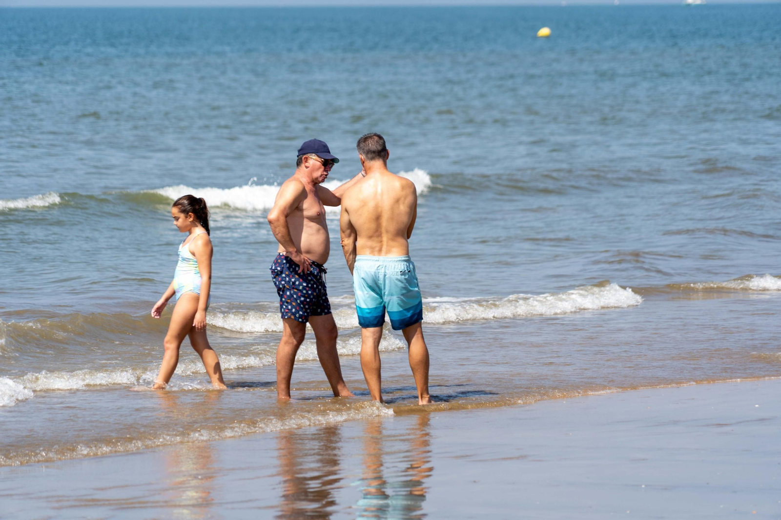 Una mañana de domingo en El Espigón, la playa de Huelva capital.