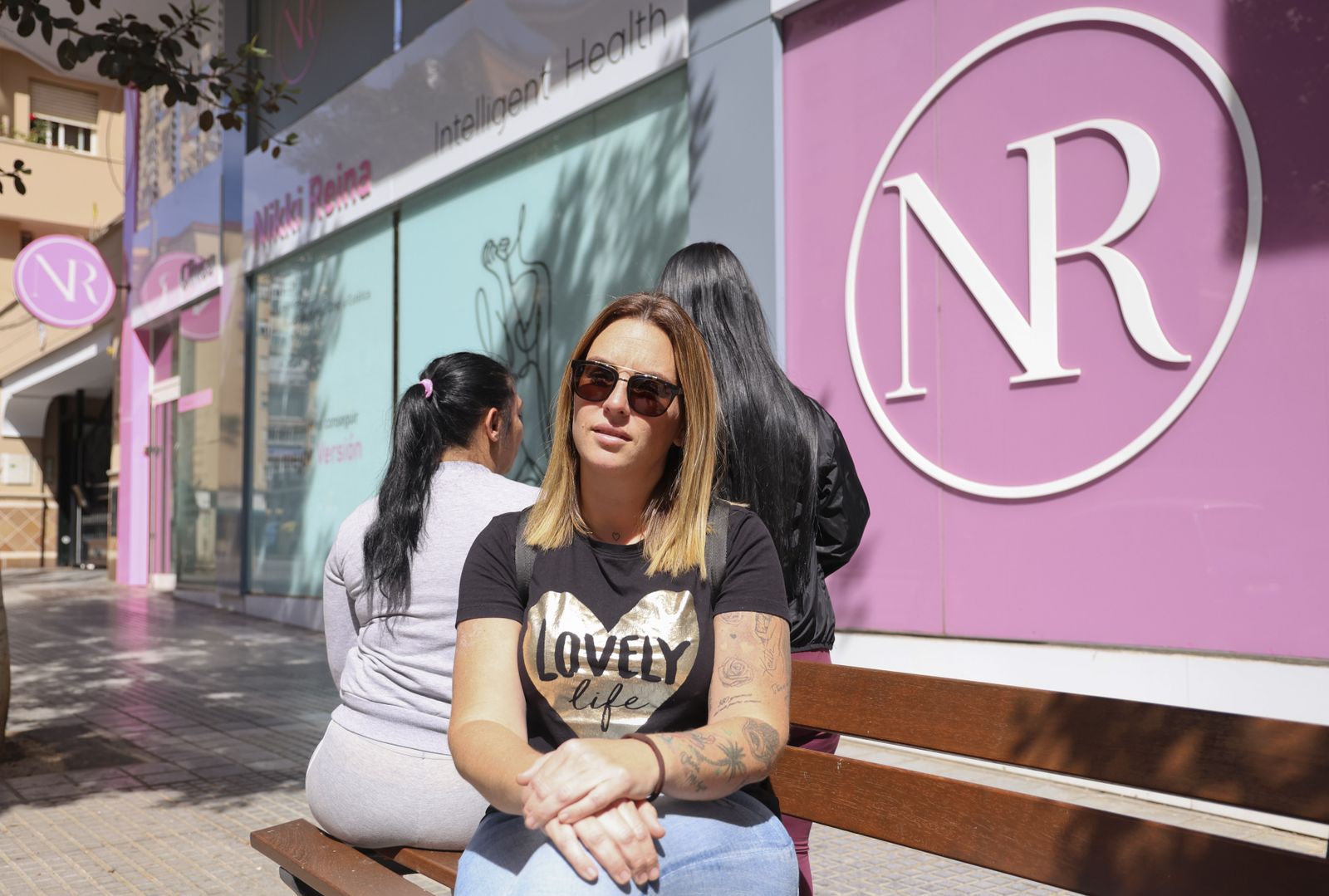 Stephanie junto a otra denunciante y la madre de esta.