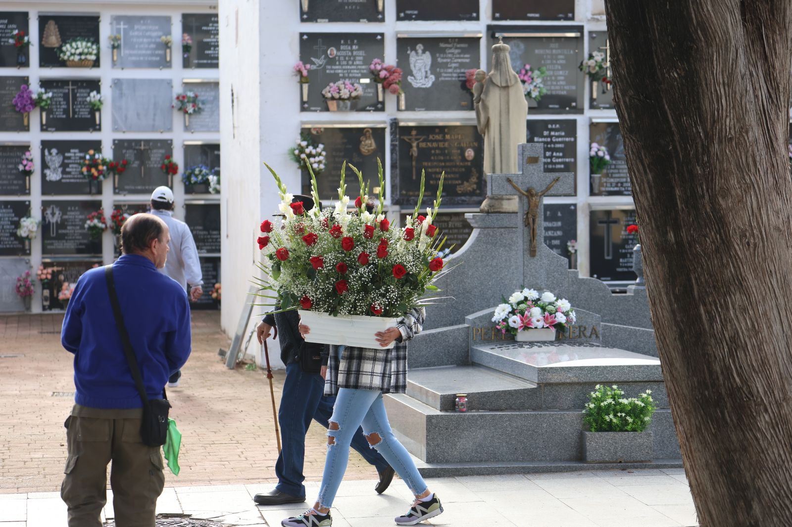 Las imágenes del día de Todos los Santos en el cementerio de San Rafael de Córdoba