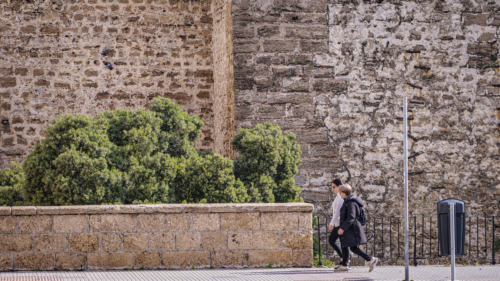 Estado del lienzo de muralla de las Puertas de Tierra de Cádiz.