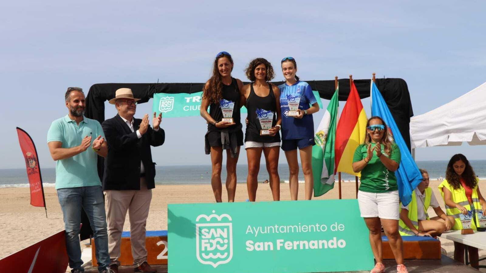 Podio femenino del triatlón Ciudad de San Fernando.