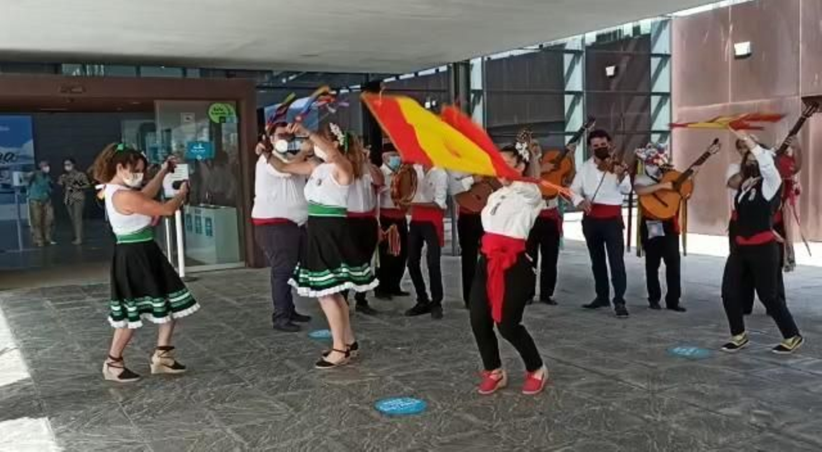 Vídeo: Verdiales para recibir a los pasajeros de un crucero en Málaga Vídeo: Verdiales para recibir a los pasajeros de un crucero en Málaga
