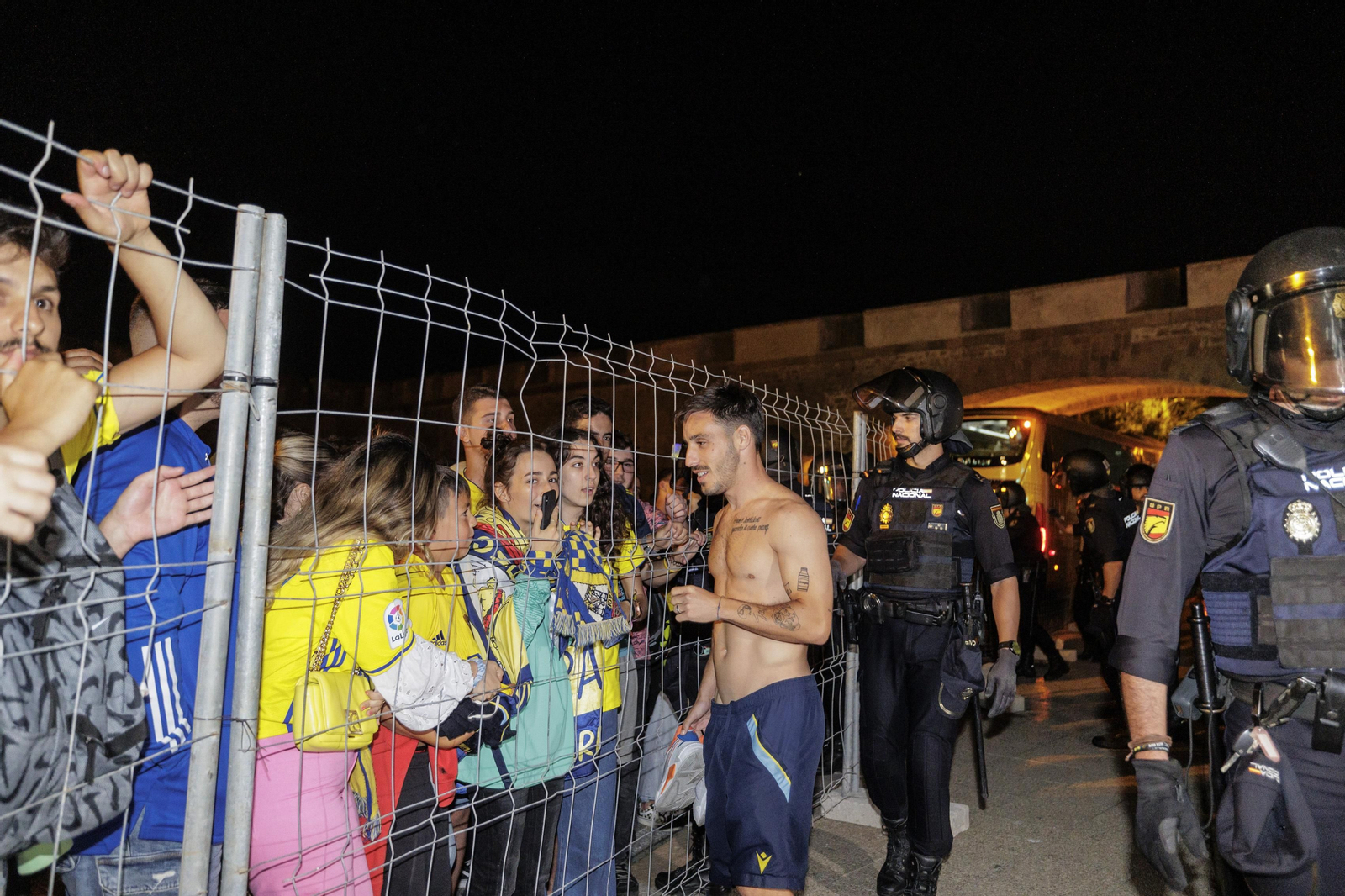 Las imágenes de la afición del Cádiz C.F. celebrando la permanencia en la fuente más cadista