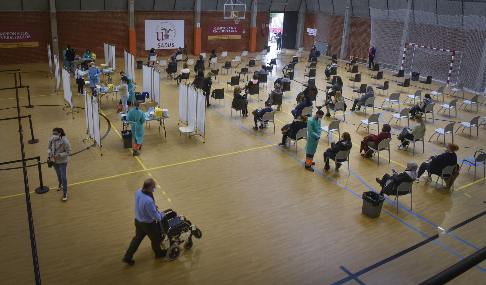 Coronavirus: La vacunación en el Pabellón deportivo de la Facultad de Económicas