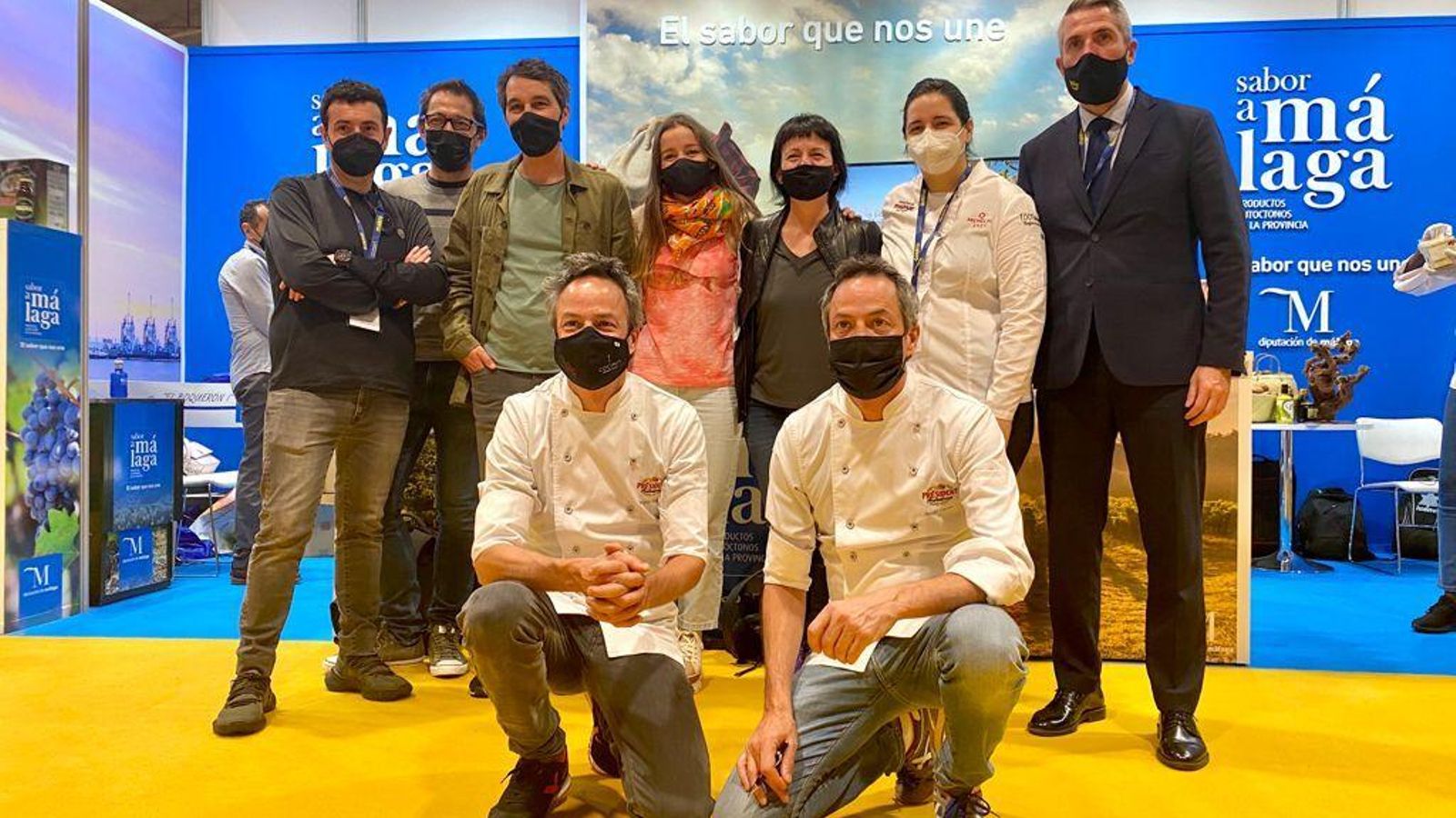 Juan Carlos Maldonado junto a los cocineros de ChefsForChildren, Ricard Camarena, Fina Puigdevall, Javi Olleros, Mauricio Giovanini, María Gómez y los hermanos Torres.