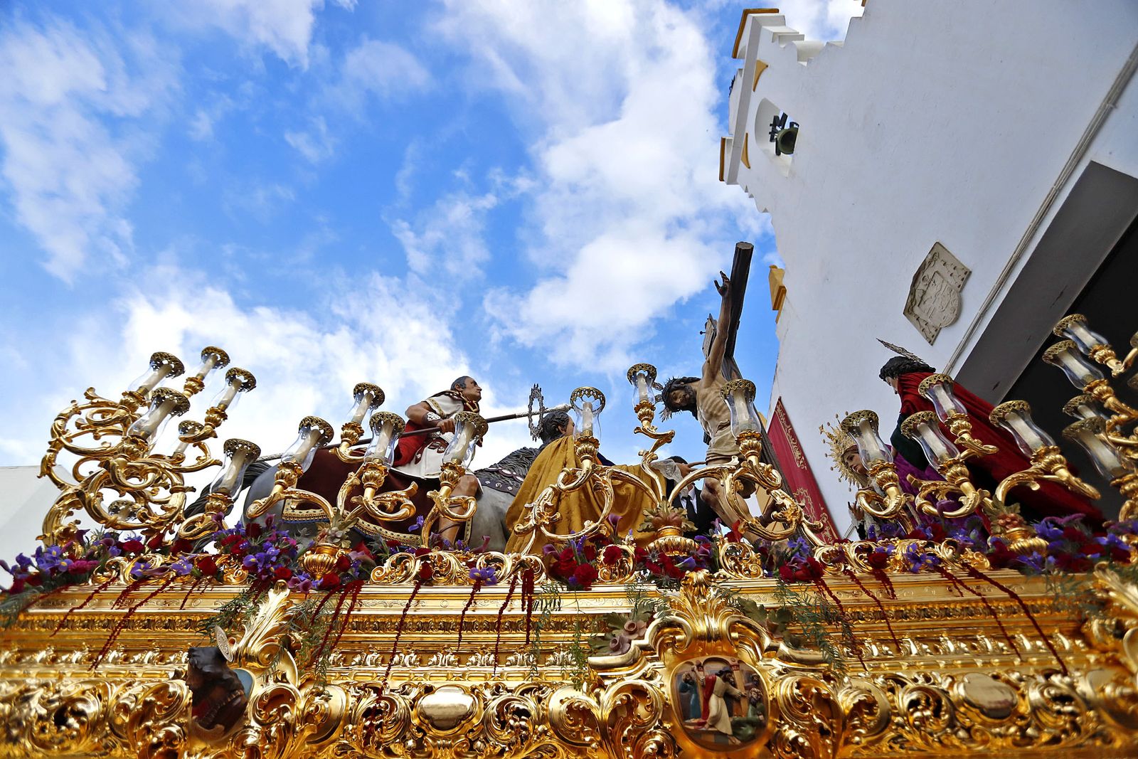 La Hermandad de la Sagrada Lanzada hace su estación de penitencia por las calles de Huelva