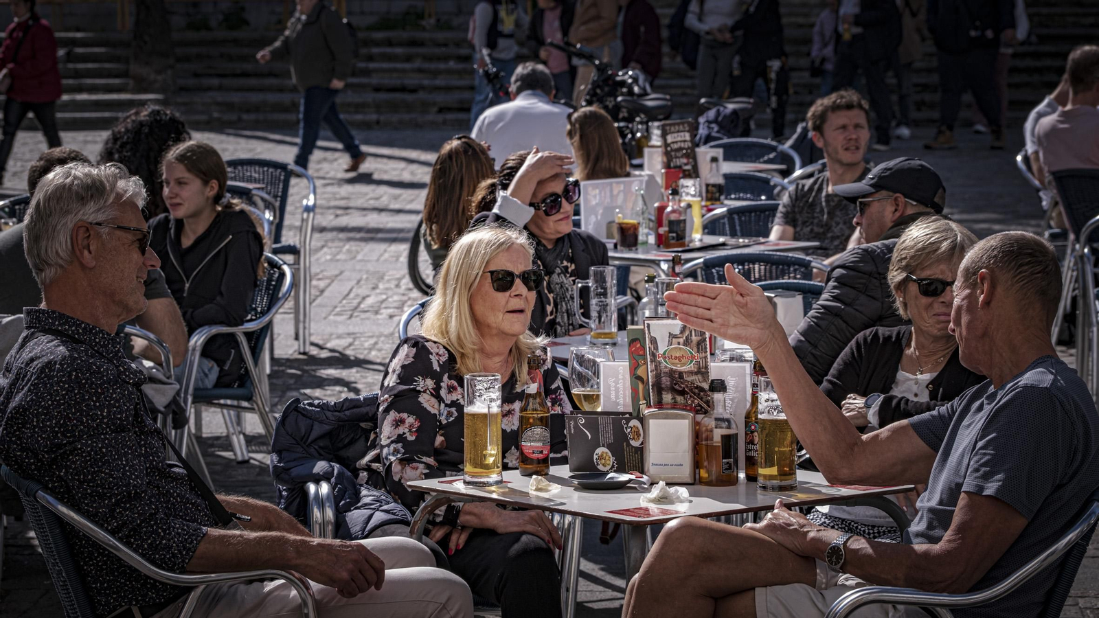 Clientes consumen en la terraza de un bar de Cádiz