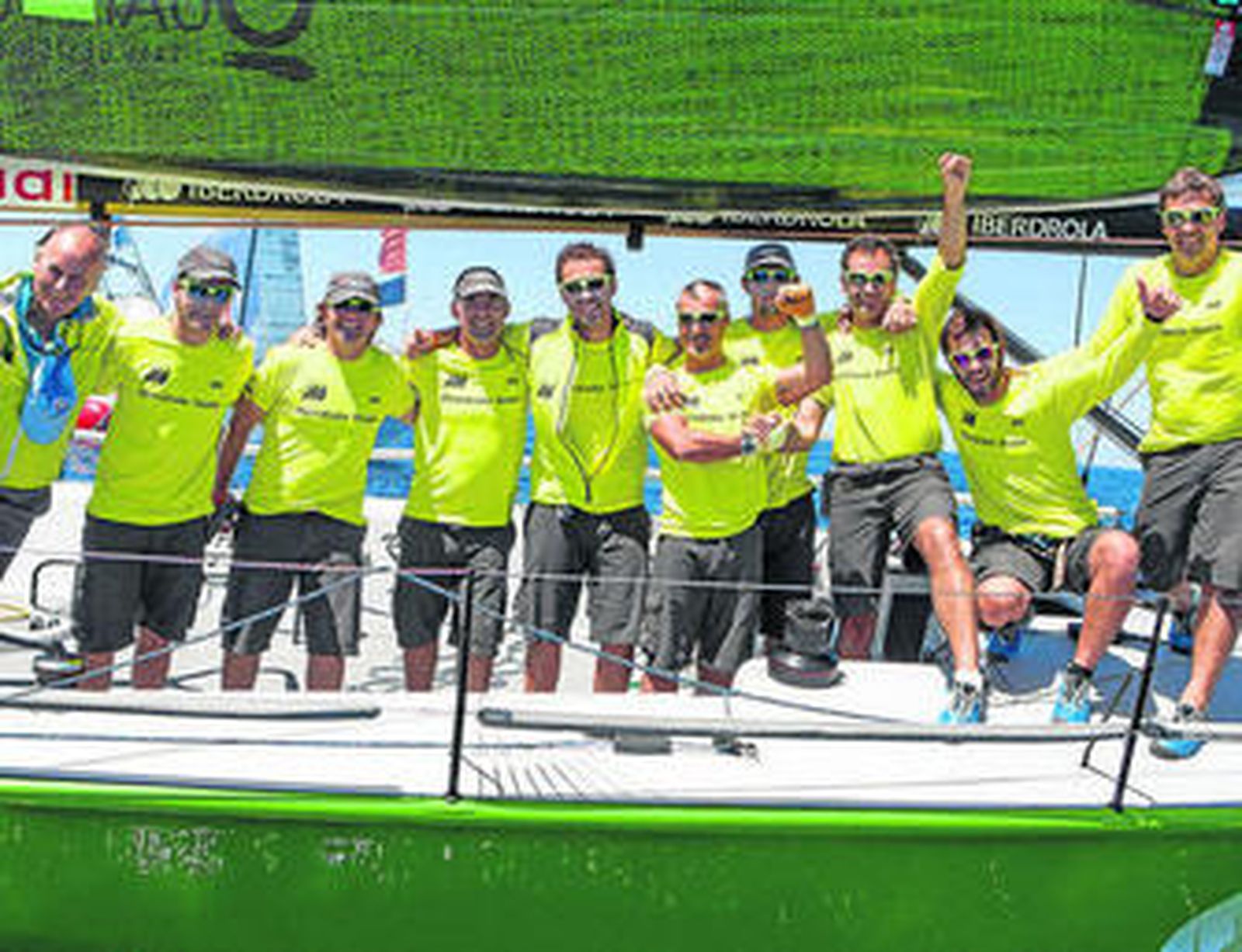 Los tripulantes del 'Iberdrola' posan en el barco tras certificar la victoria en aguas de Cerdeña.
