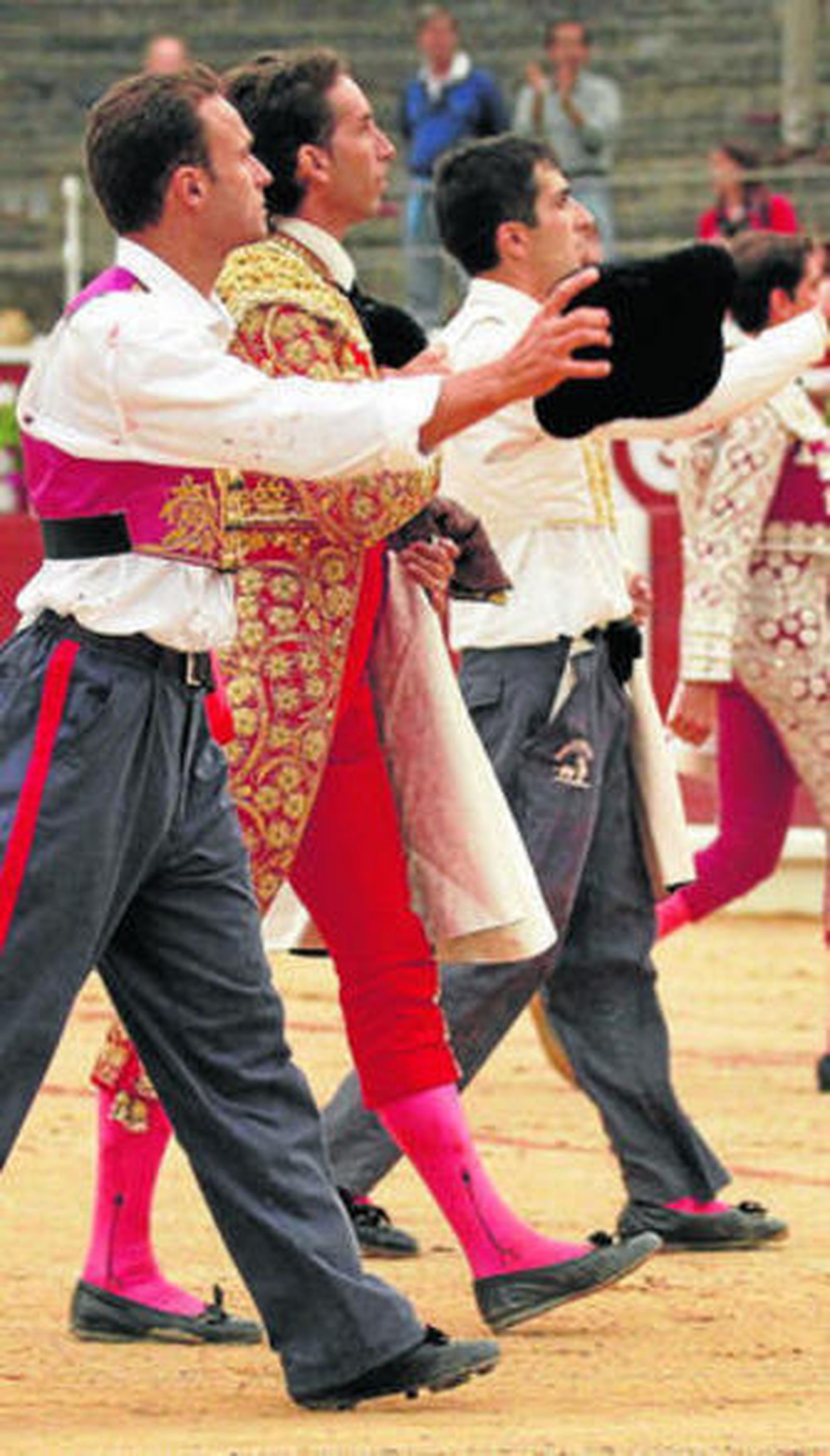 El mano a mano de Gijón se saldó con el triunfo de una heroica terna.