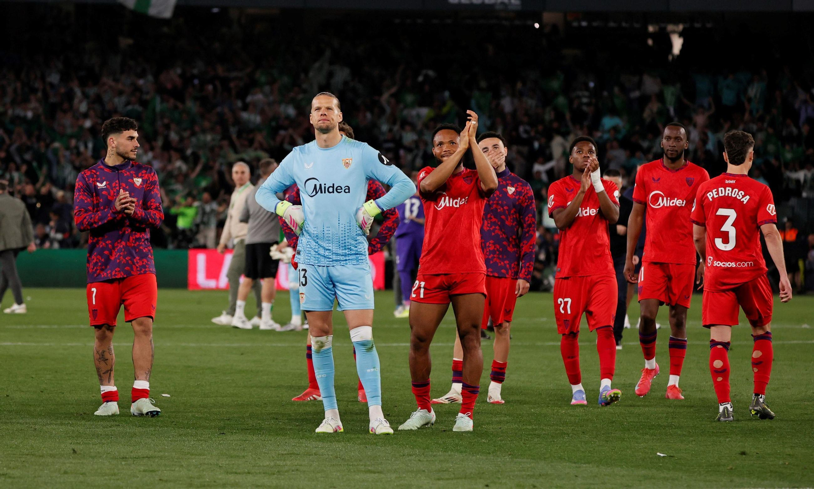 Los futbolistas del Sevilla se despiden resignados de su afición.