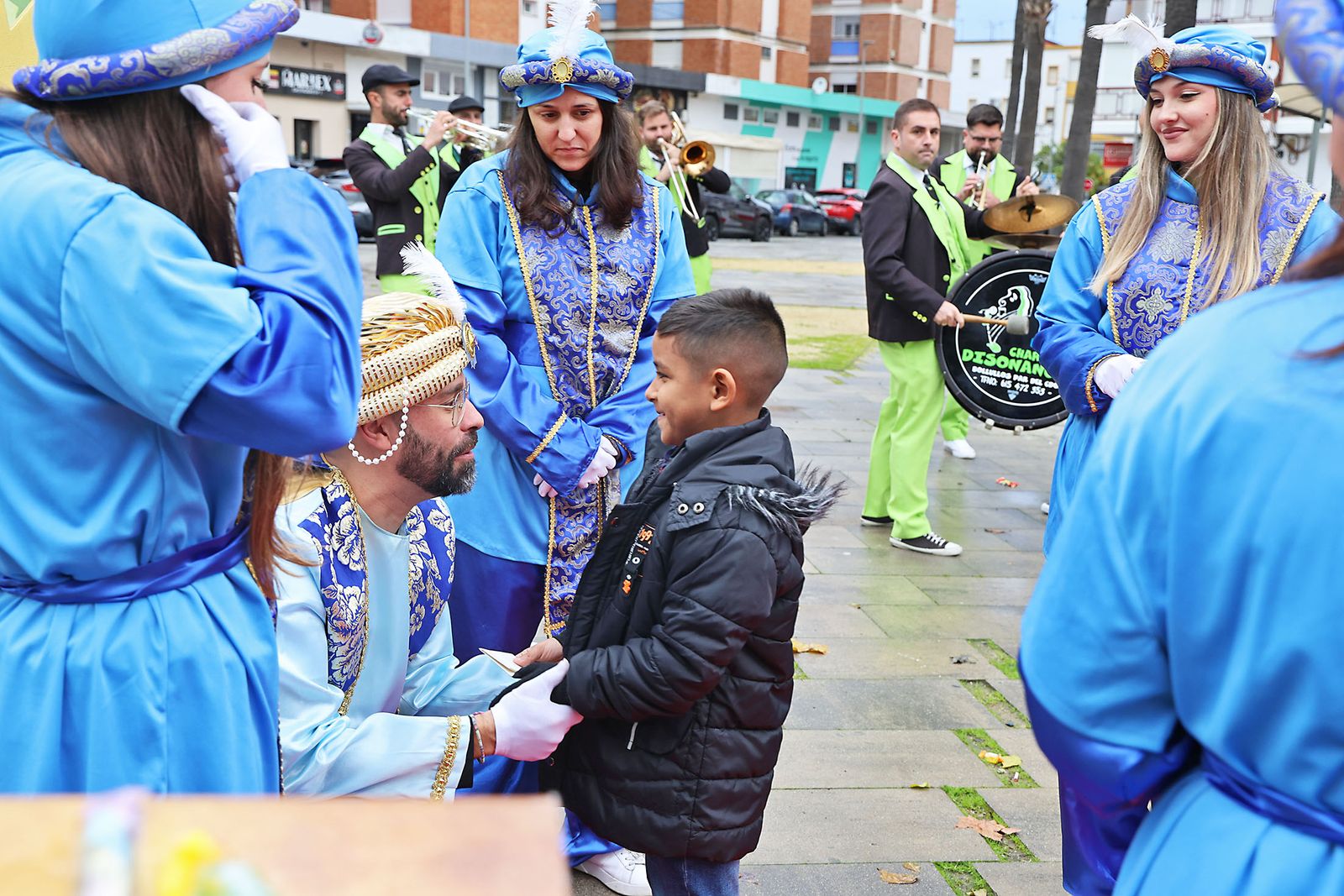 Los Pajes Reales recogen las cartas de los más pequeños en la Plaza Houston