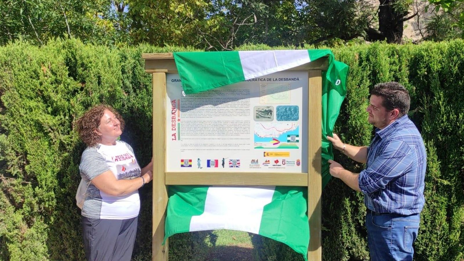 Momento de la inauguración del panel en Calahonda