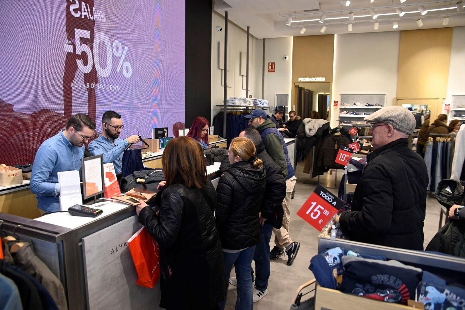 Las cordobeses se echan a la calle el primer día de las rebajas de invierno, en imágenes
