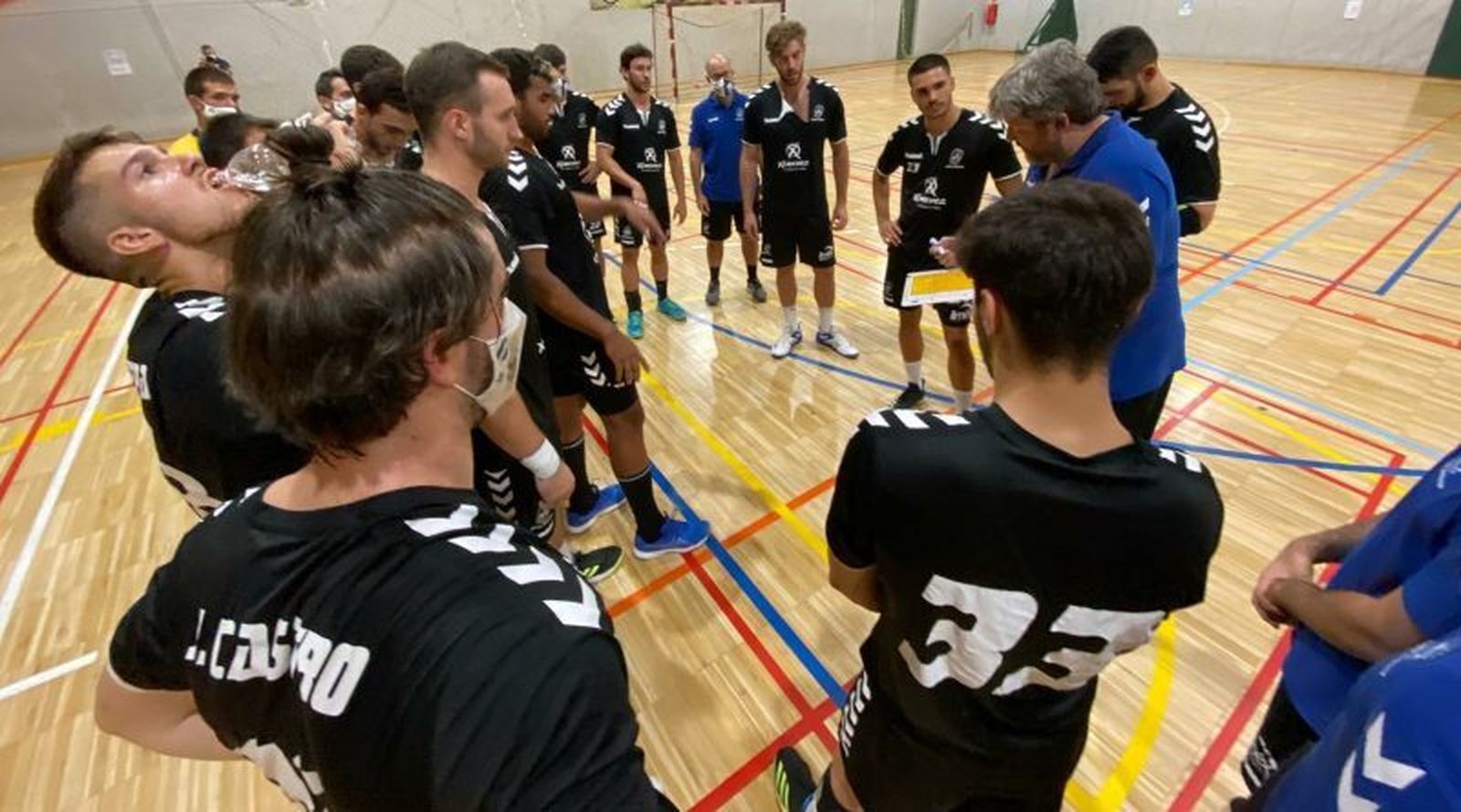 Paco Bustos da órdenes a sus pupilos.