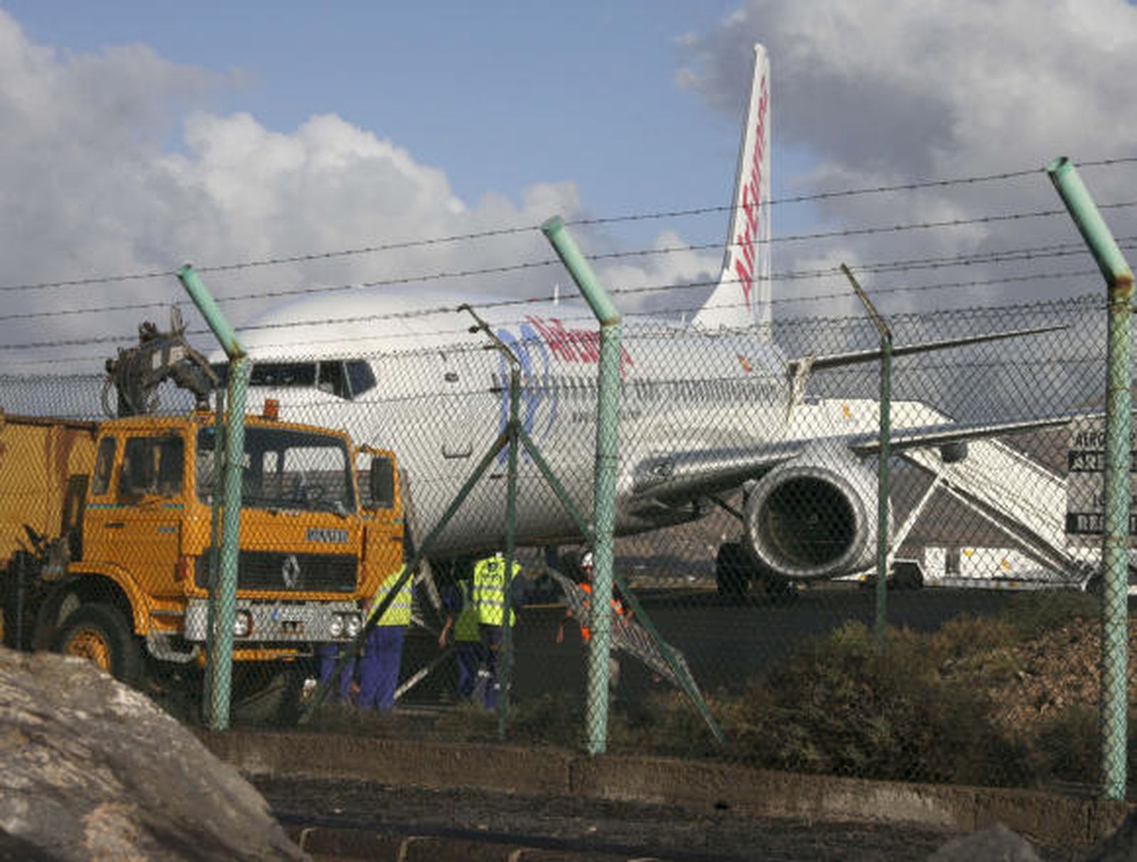 Un avión se sale de la pista en el aeropuerto de Lanzarote