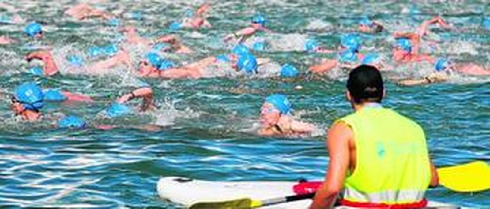 Numerosos participantes durante la Travesía a Nado del Puerto de Málaga.