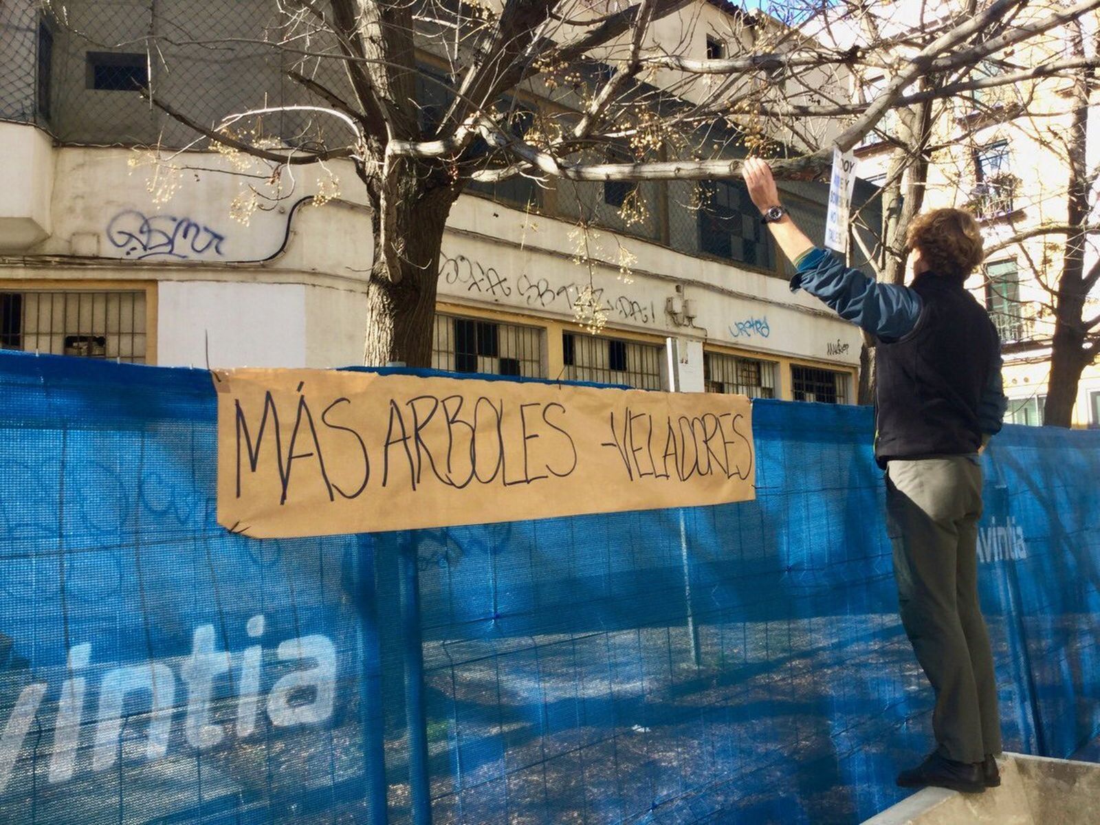 Protesta contra la tala de 11 árboles por la rehabilitación del antiguo mercado de la Puerta de la Carne.