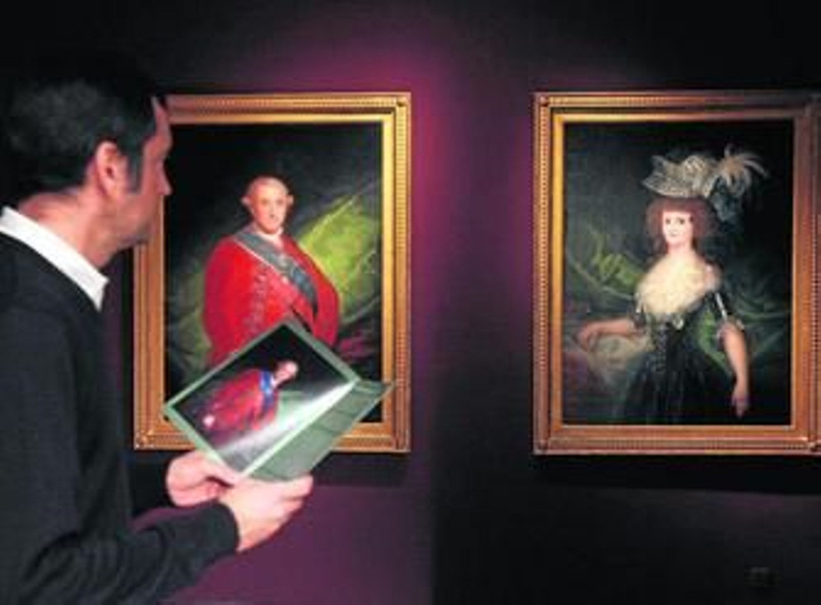 Un visitante mira los retratos de Carlos IV y María Luisa de Parma en una exposición reciente en el Bellas Artes.
