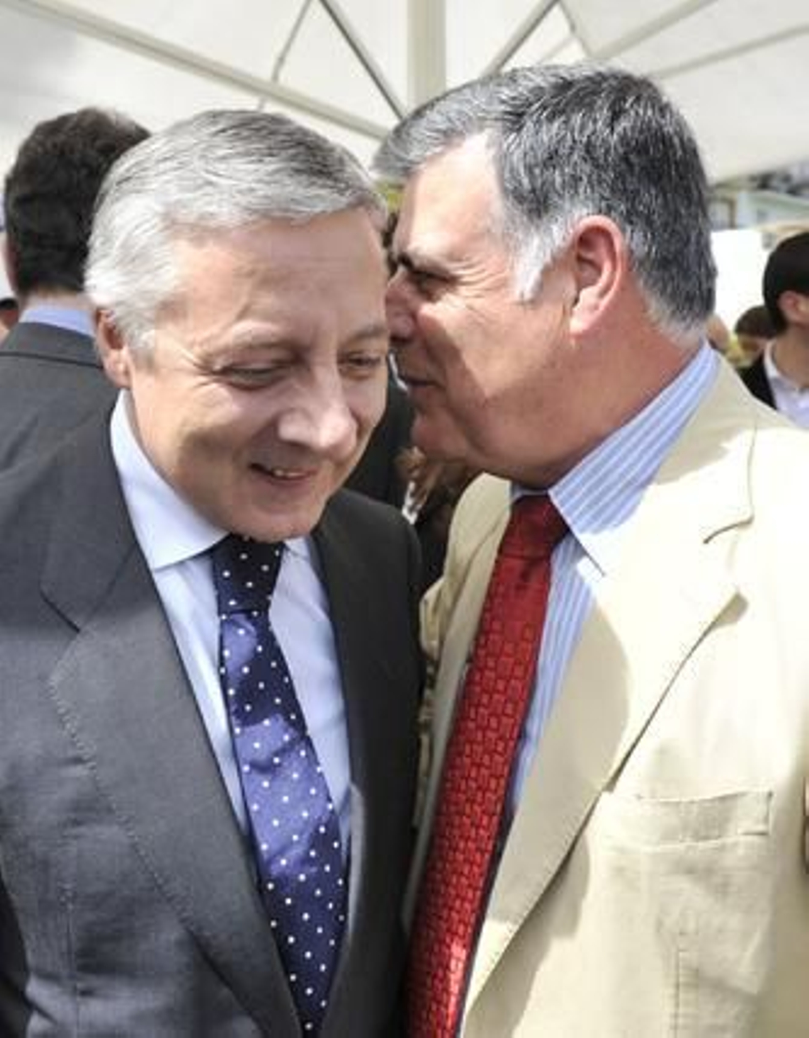 José Blanco conversa con José Antonio Viera, secretario general del PSOE de Sevilla.

Foto: Juan Carlos Vázquez y Victoria Hidalgo