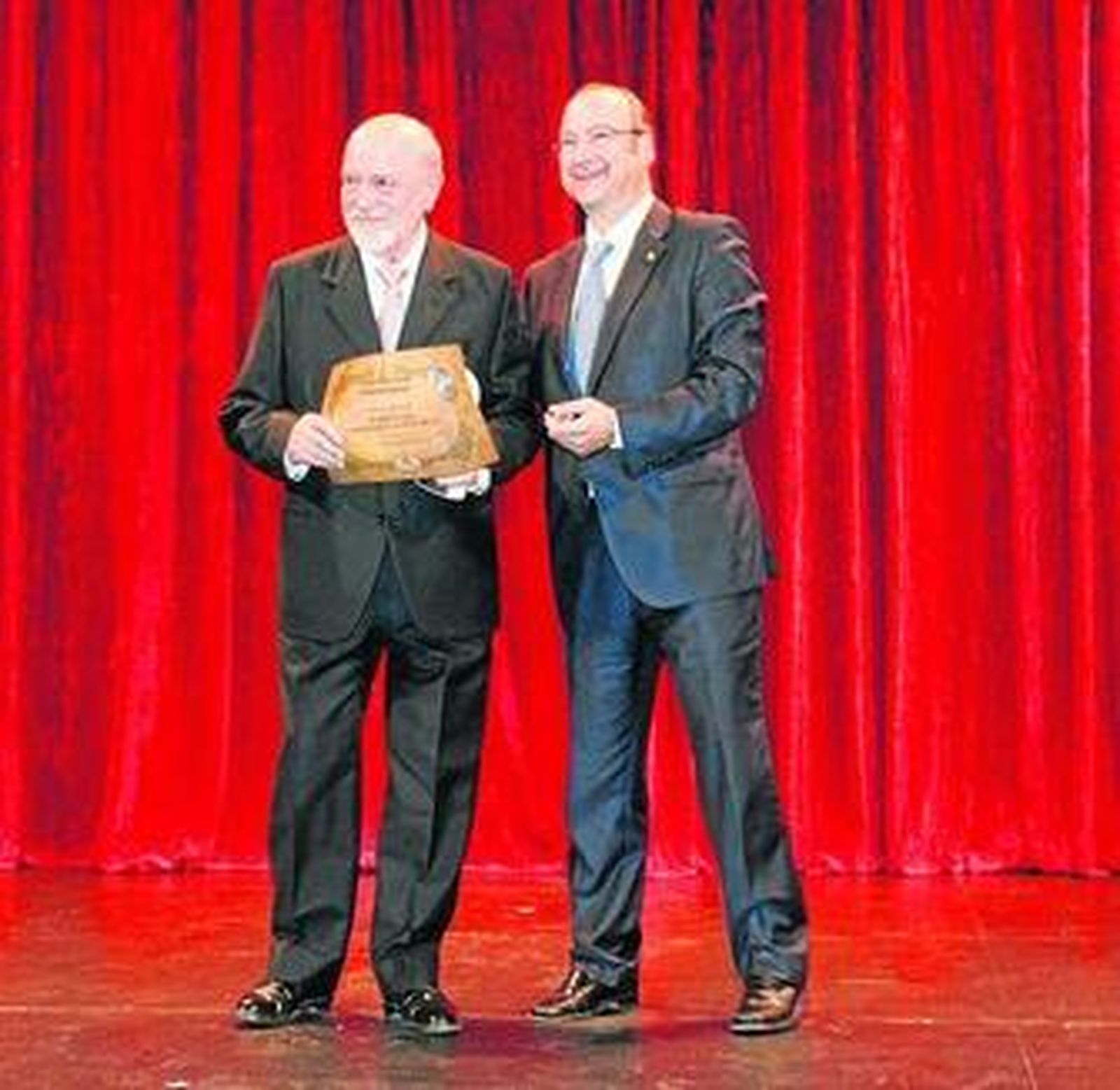 El pintor Julio Visconti recibió de manos de Luis Rogelio Rodríguez Comendador el premio de este diario.