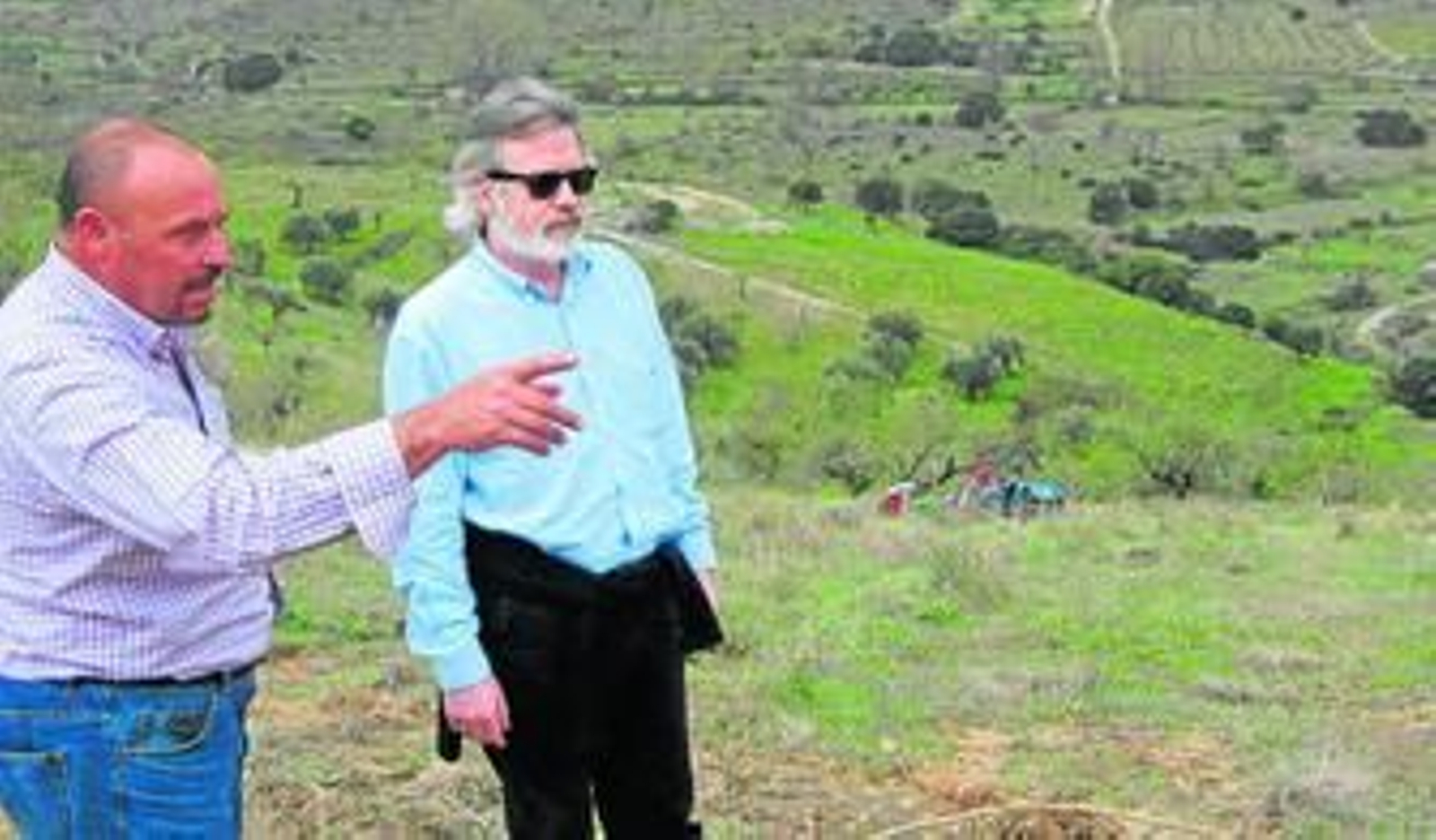 El alcalde Pedro Cáceres y Juan Deus en los terrenos para el jardín botánico de Alcudia de Monteagud. El alcalde Pedro Cáceres y Juan Deus en los terrenos para el jardín botánico de Alcudia de Monteagud.