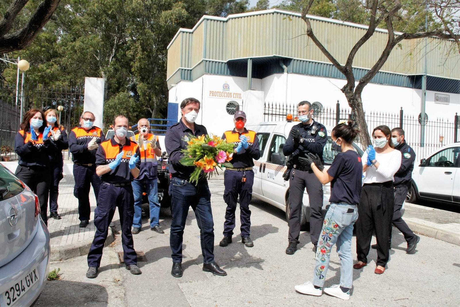 Imagen del momento en el que Protección Civil ha recibido el ramo de flores.