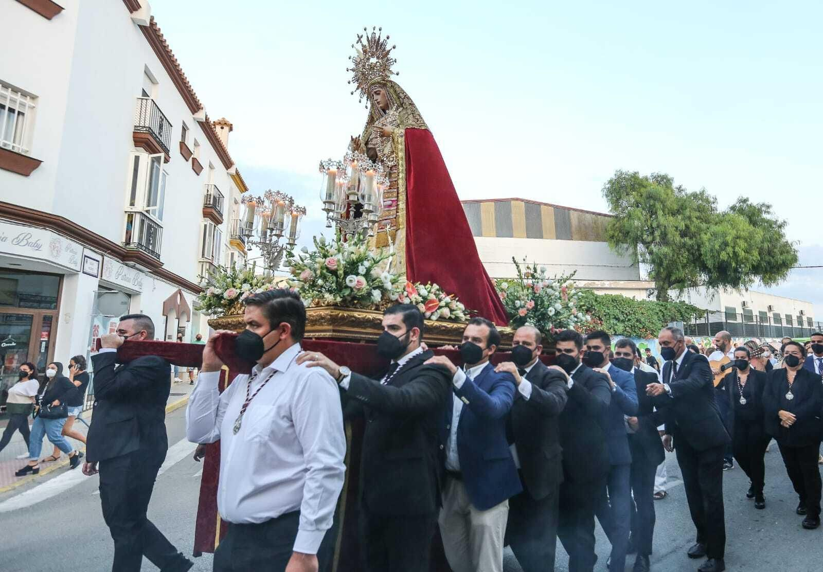 Primera salida de una imagen cofrade por las calles de Chiclana desde el inicio de la pandemia.