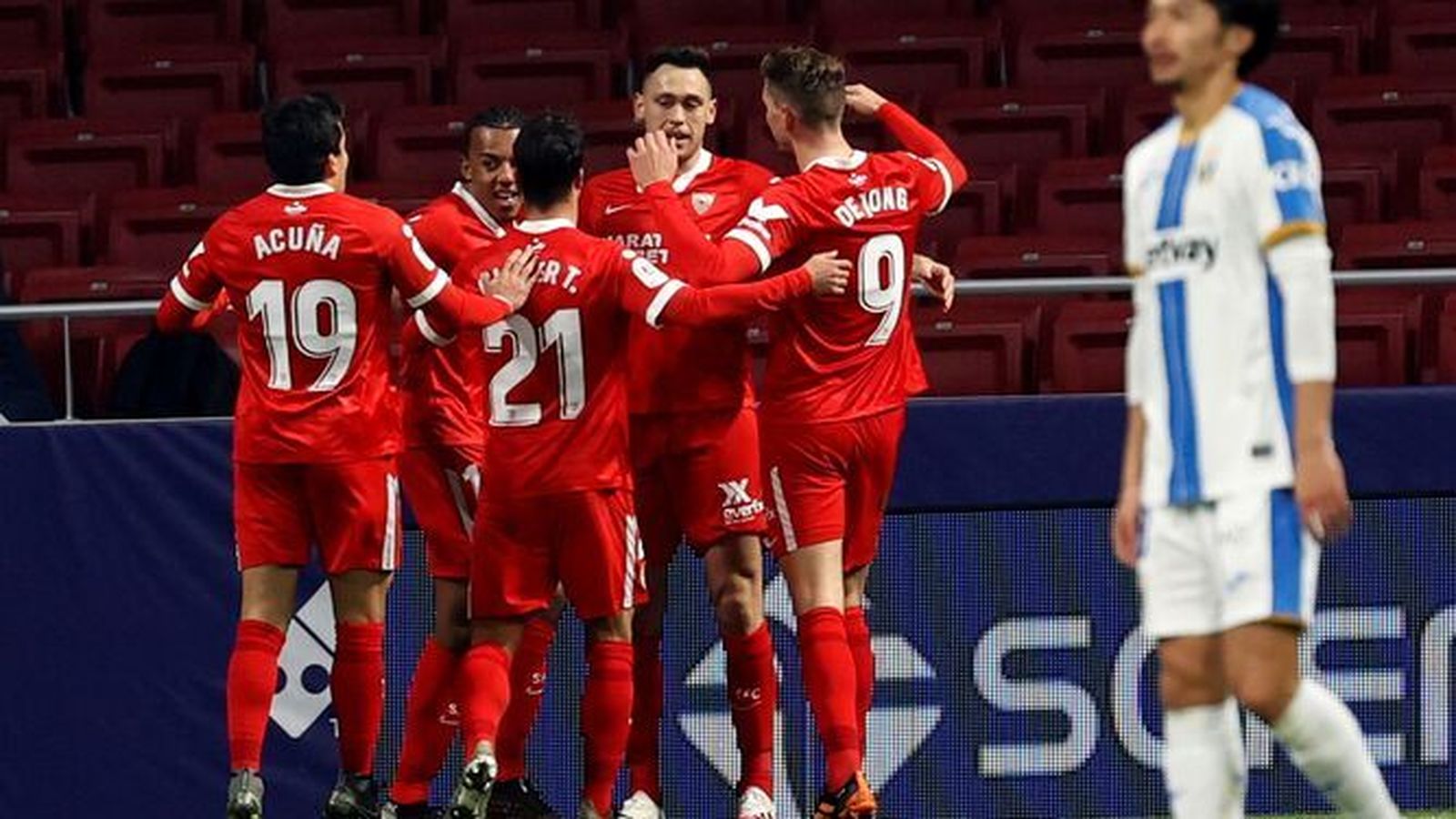 Ocampos es felicitado por sus compañeros tras su decisivo gol.