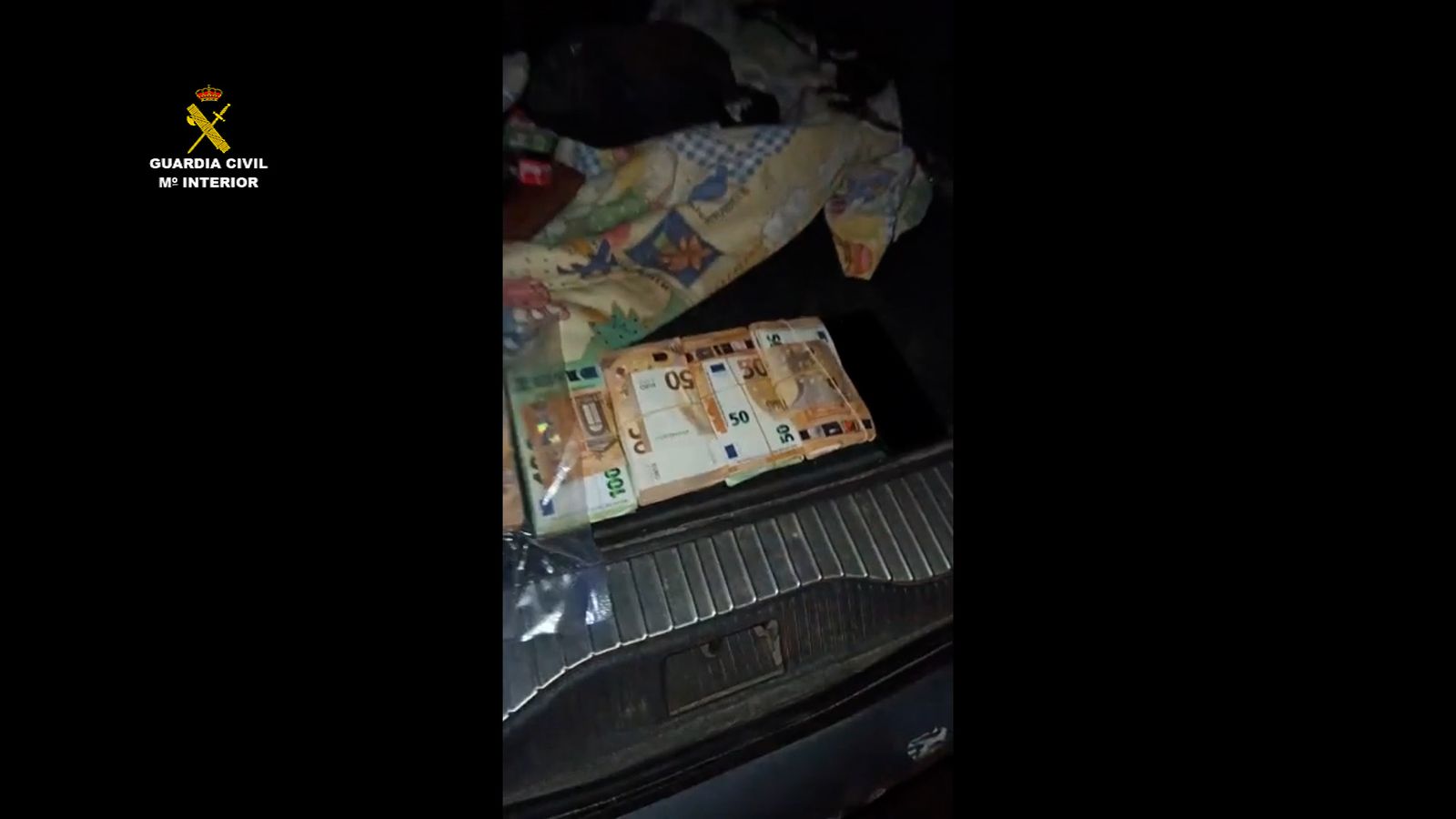 Dinero intervenido en los registros.