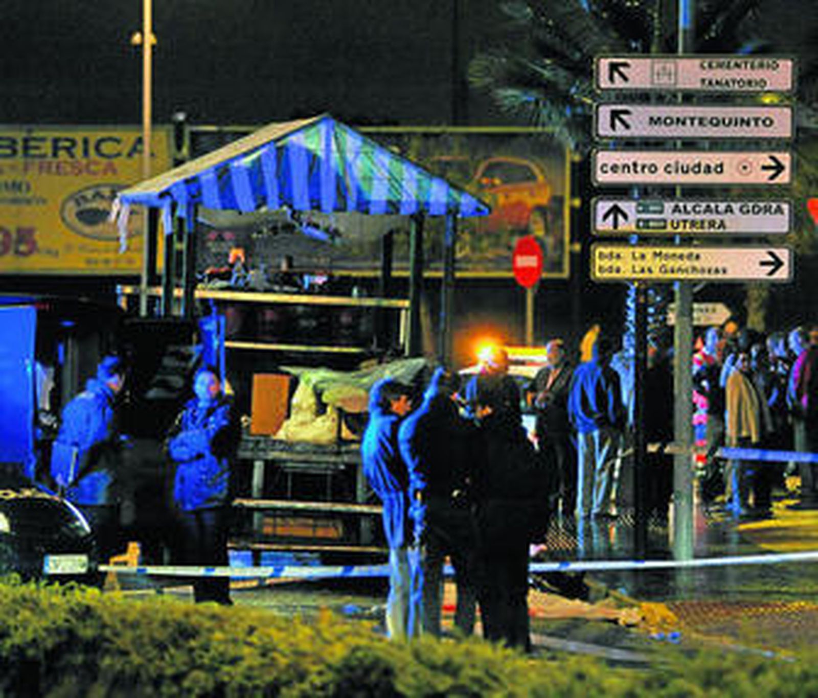 El cuerpo del joven, cubierto por una sábana, permaneció rodeado de personas junto a la carreta en la que iba.