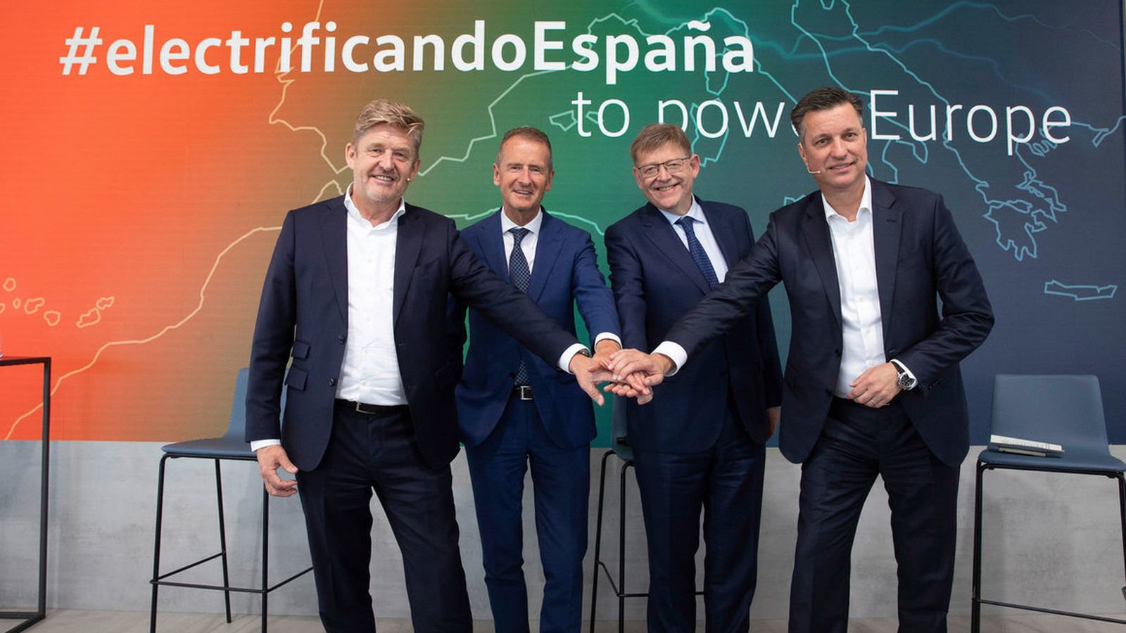 Recientemente, Diess ha visitado en varias ocasiones España. La última, para la nominación de Sagunto como sede de la gigafactoría de Volkswagen. En la imagen, junto a Wayne Griffiths, CEO de Seat; Ximo Puig, presidente de la Generalitat valenciana y Thomas Schmall, miembro del consejo de dirección de Volkswagen y responsable de tecnología.