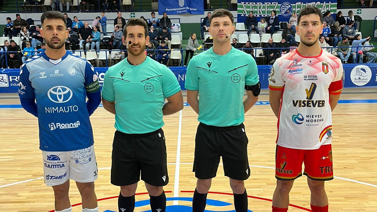 Los capitanes de ambos equipos posan con los colegiados del encuentro.