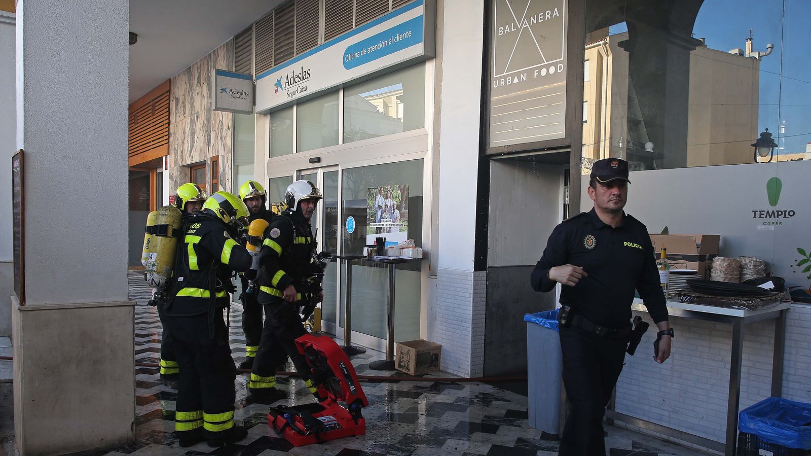 Fotos del incendio del restaurante Balvanera en Algeciras