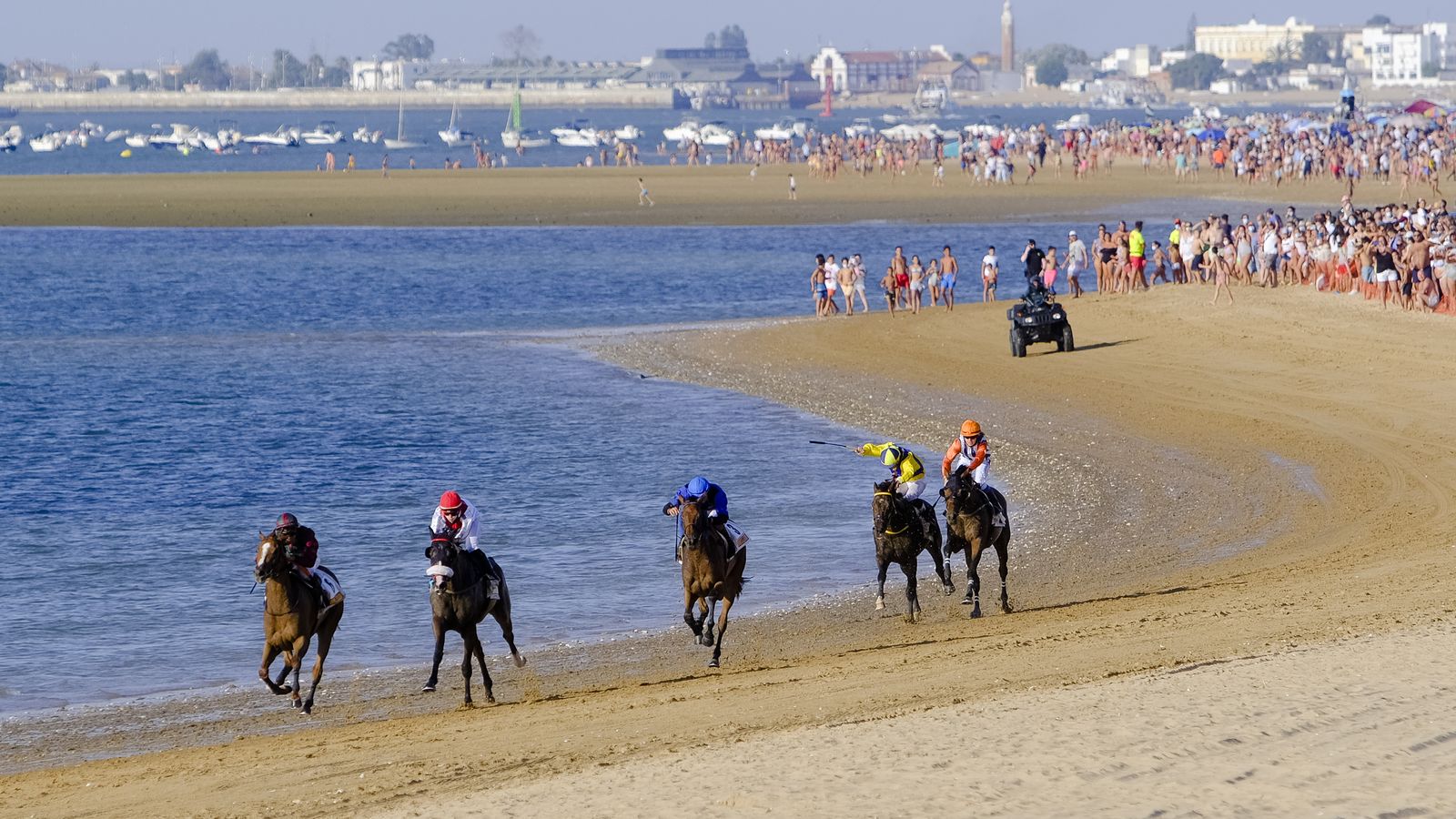 Las carreras de caballos en Sanlúcar en imágenes.