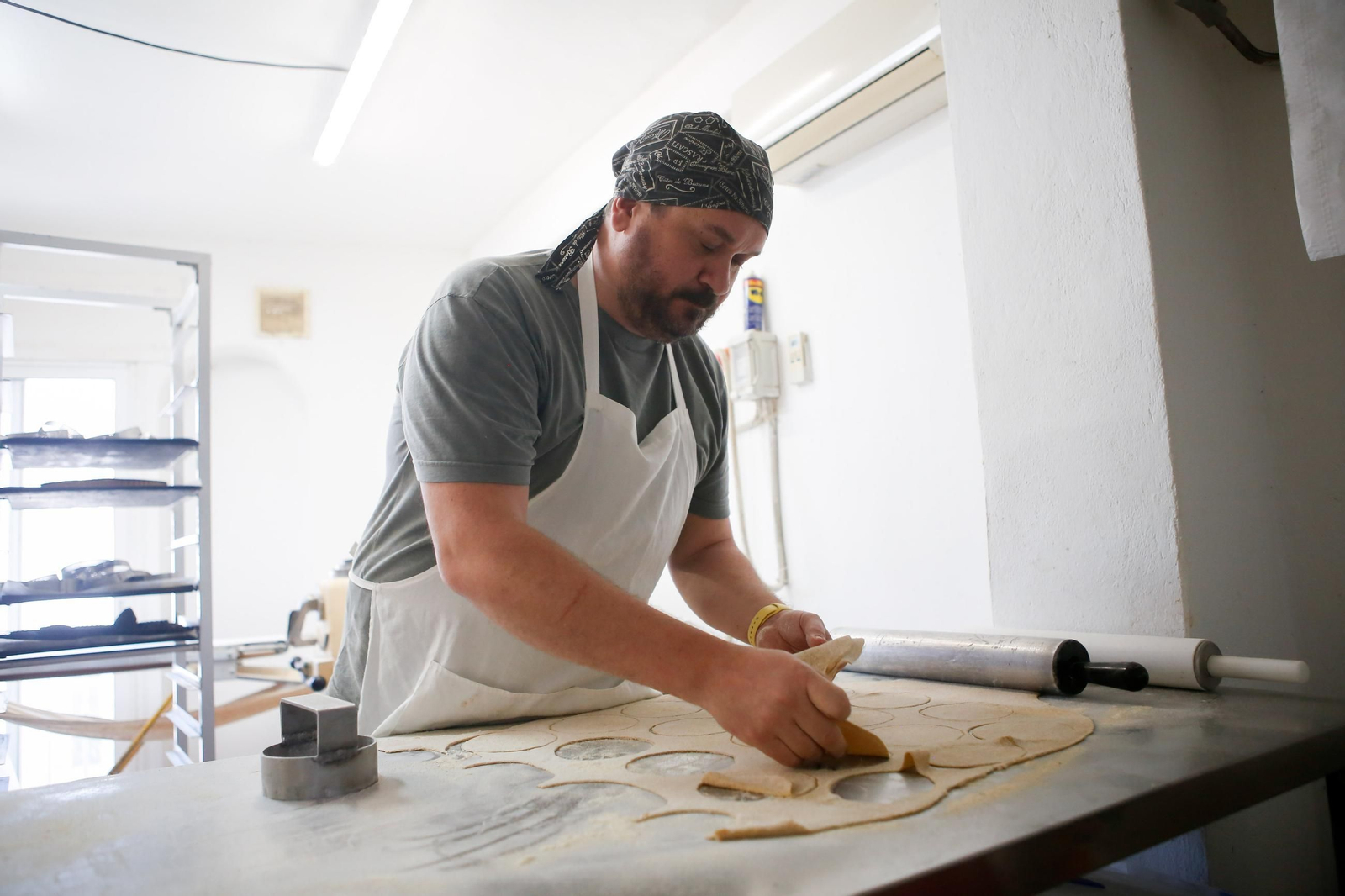 La pastelería La Tarifeña prepara por Navidad sus famosas cajillas, turrones y roscones, en imágenes