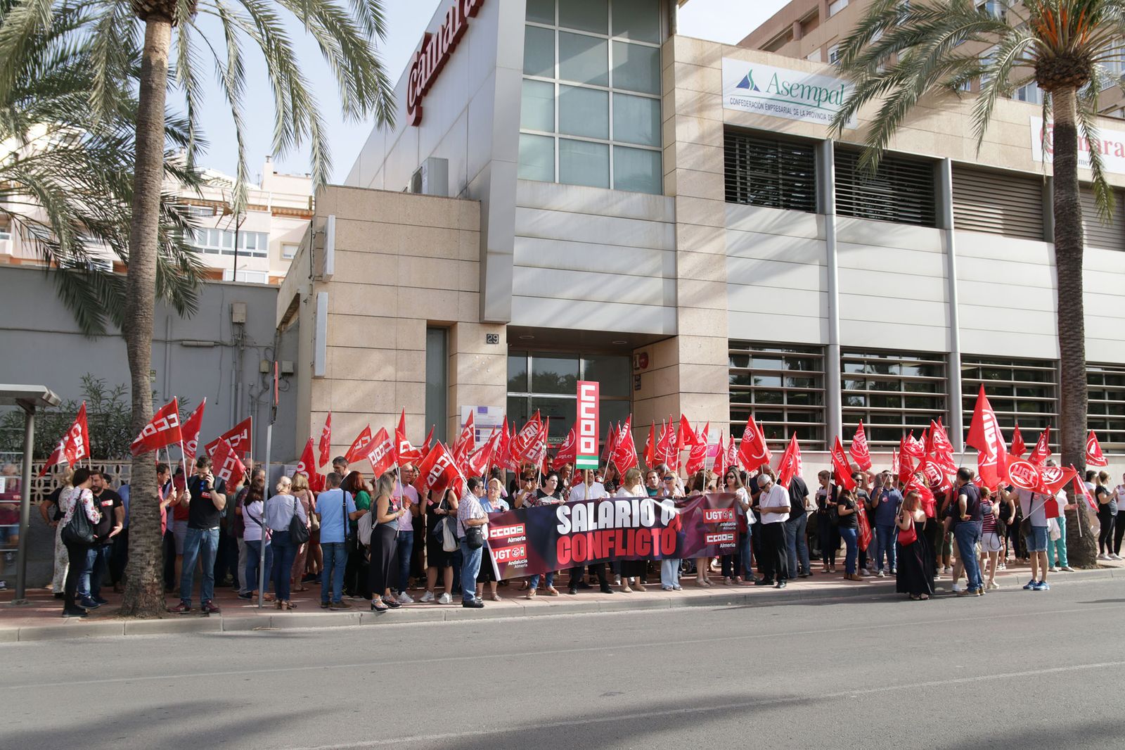 Acto rivindicativo de CCOO y UGT a las puertas de Asempal en la jornada por el trabajo decente