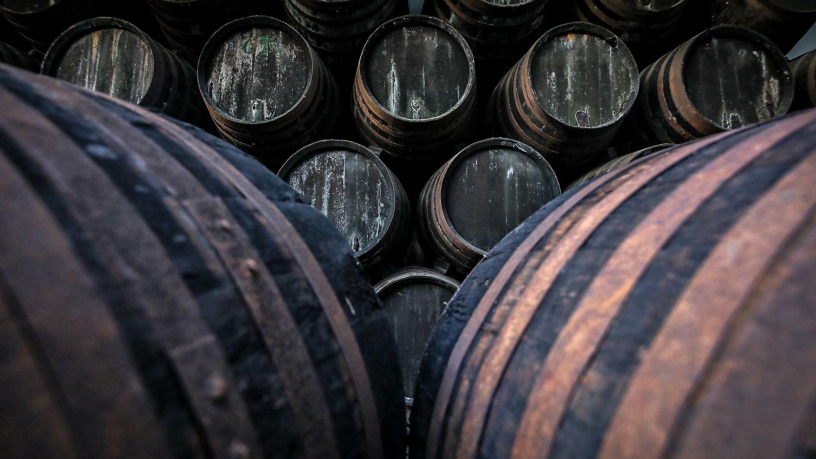 Andanas de botas dentro del laberinto de cascos bodegueros del complejo de calle Clavel.