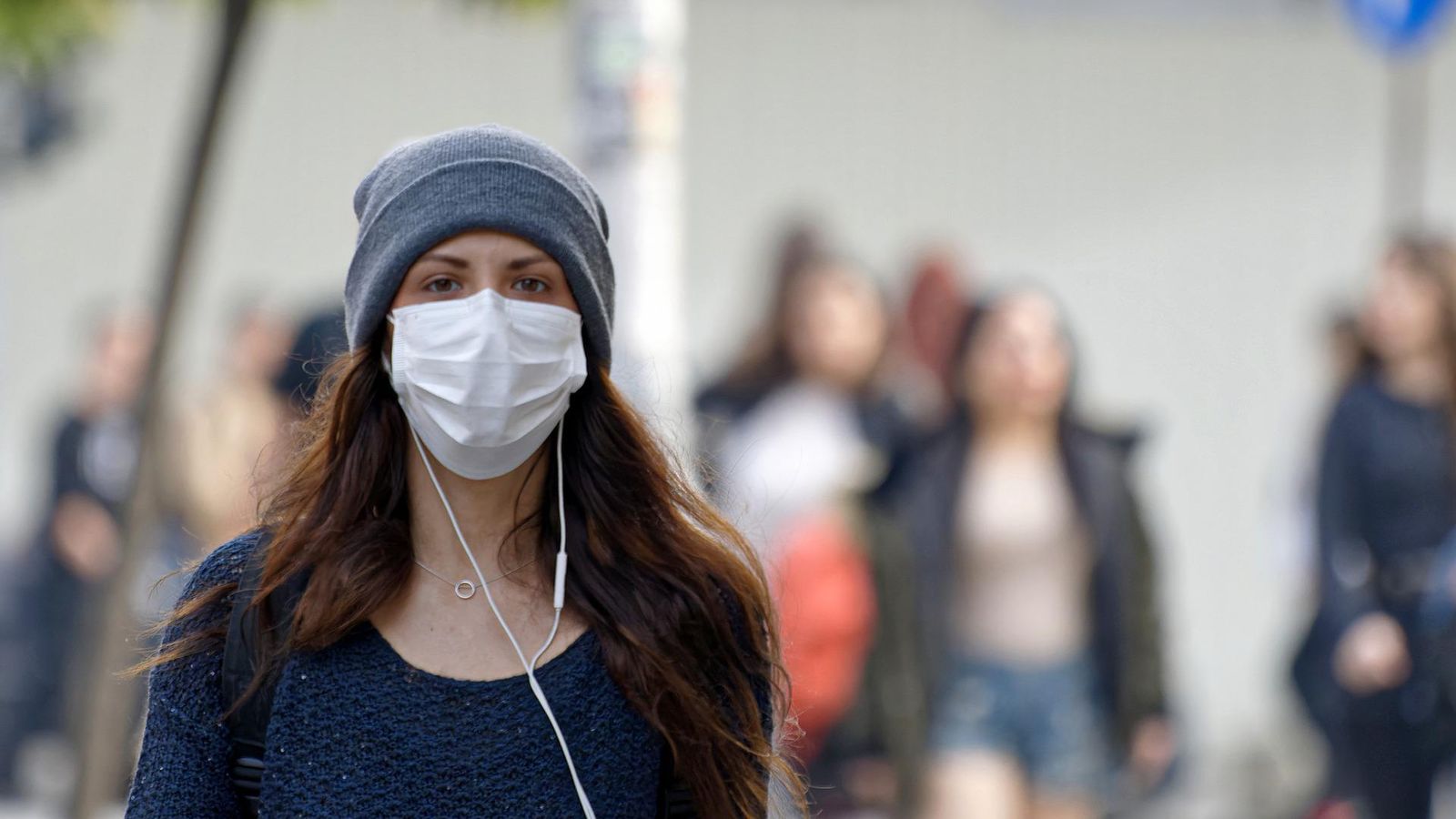 Mujer con mascarilla en la calle