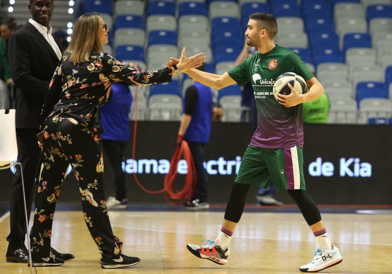 Jaime Fernández saluda a Amaya Valdemoro y Sitapha Savané.