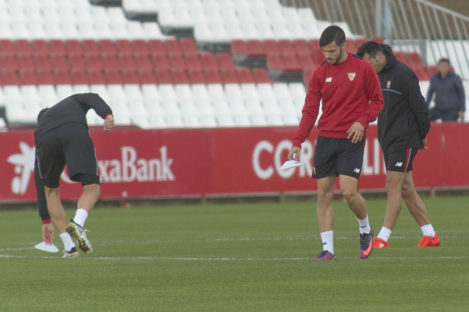 Sarabia coloca un pivote durante un entrenamiento.