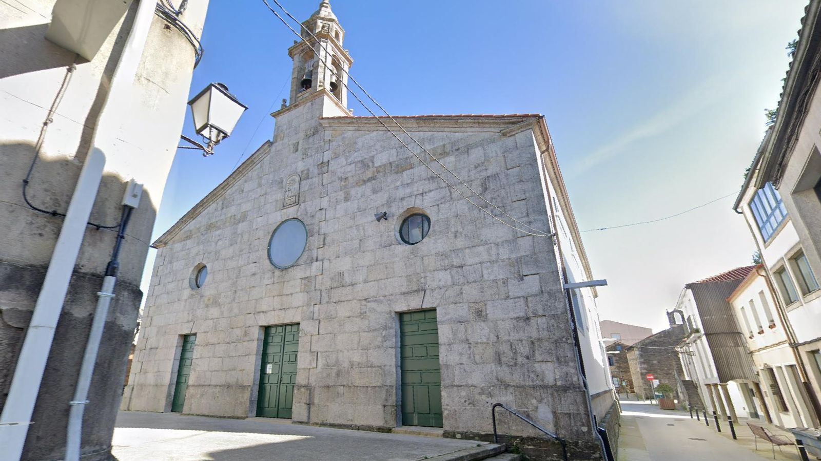 Iglesia de Santiago de Arzúa: se reconstruyó en el siglo XX y solo conserva la torre del campanario del edificio original.