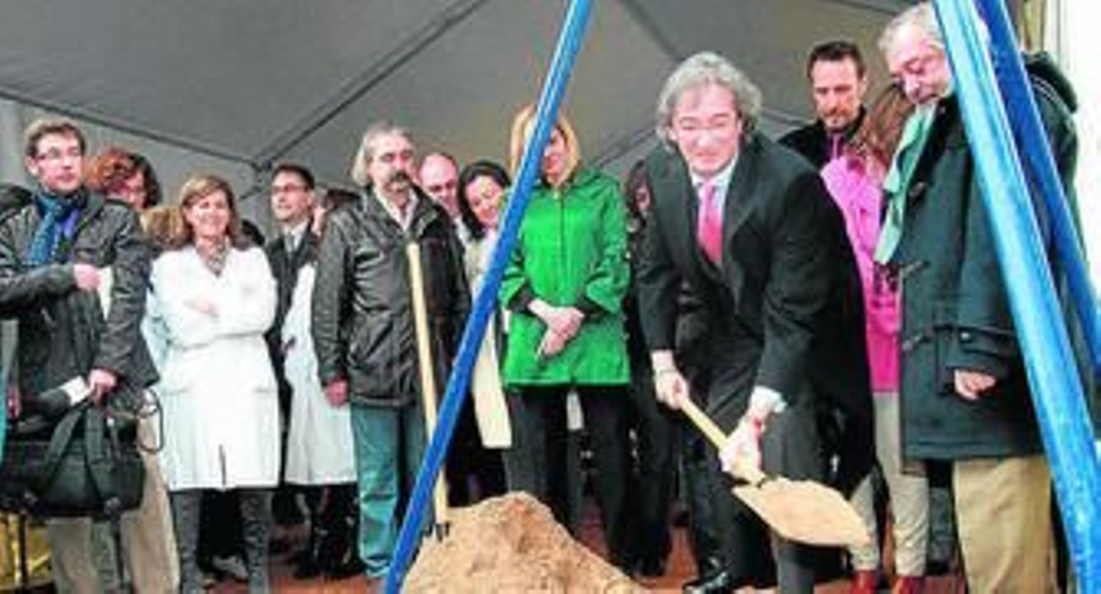 El viceconsejero coloca la primera piedra del centro.