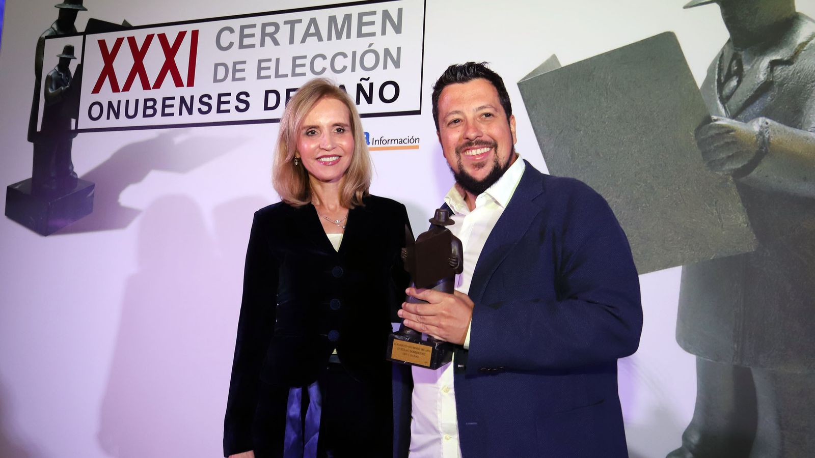 La subdelegada del Gobierno, Manuela Parralo, con el pintor y galerista Gustavo Domínguez.