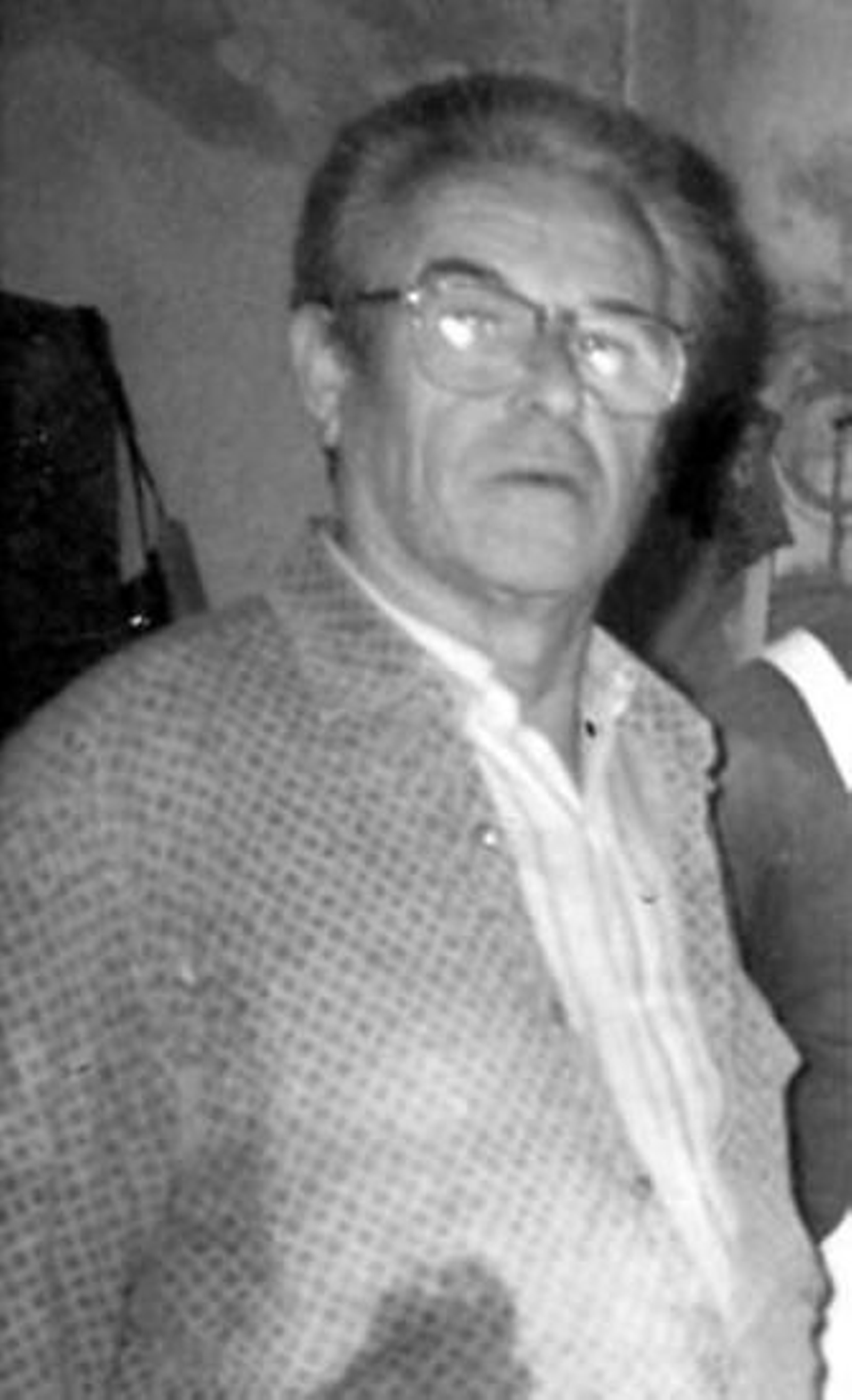 Juan Quiroga en la actualidad, jubilado, sigue trabajando el mármol.