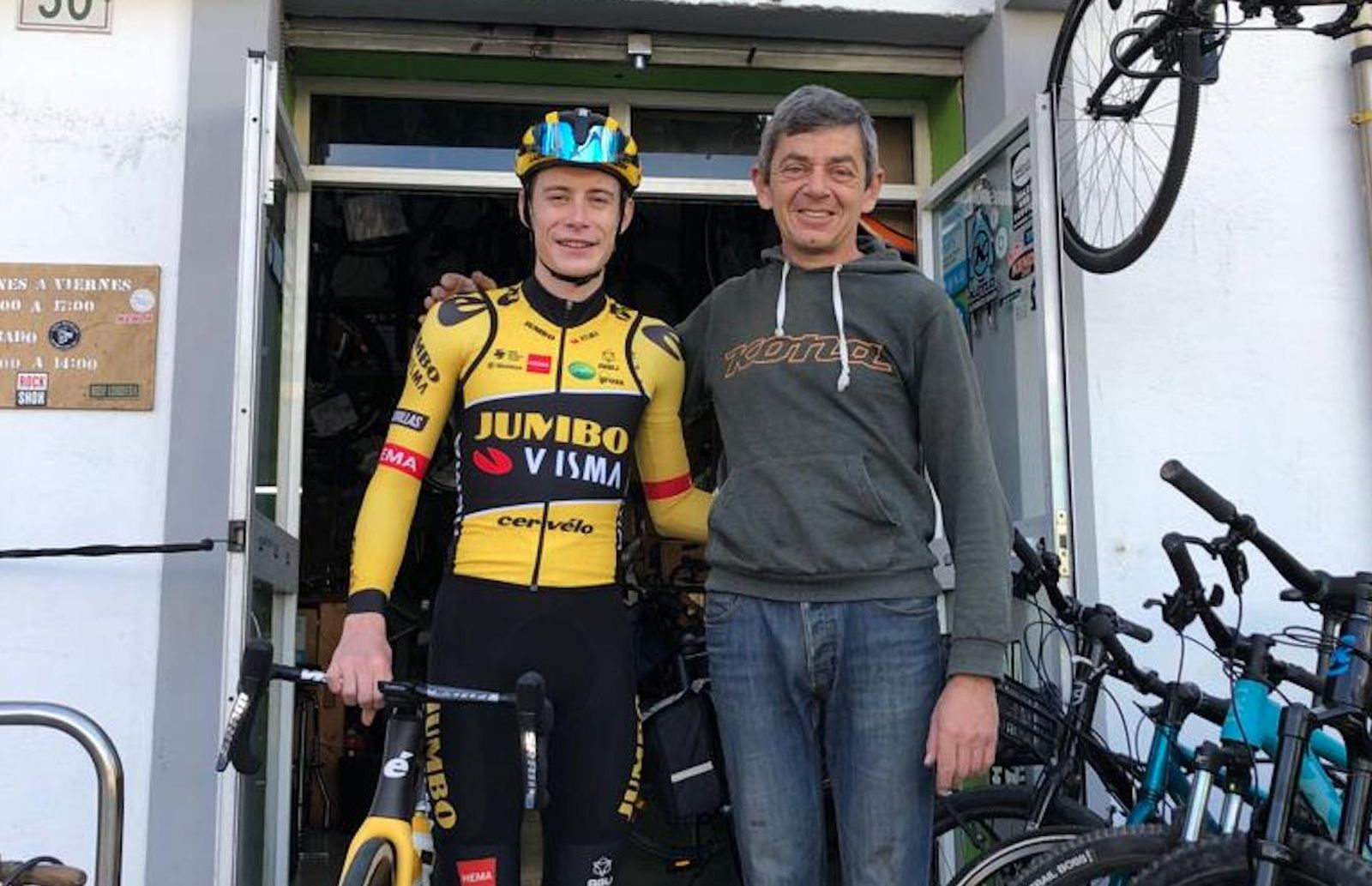 Jonas Vingegaard con uno de los dueños de la tienda.