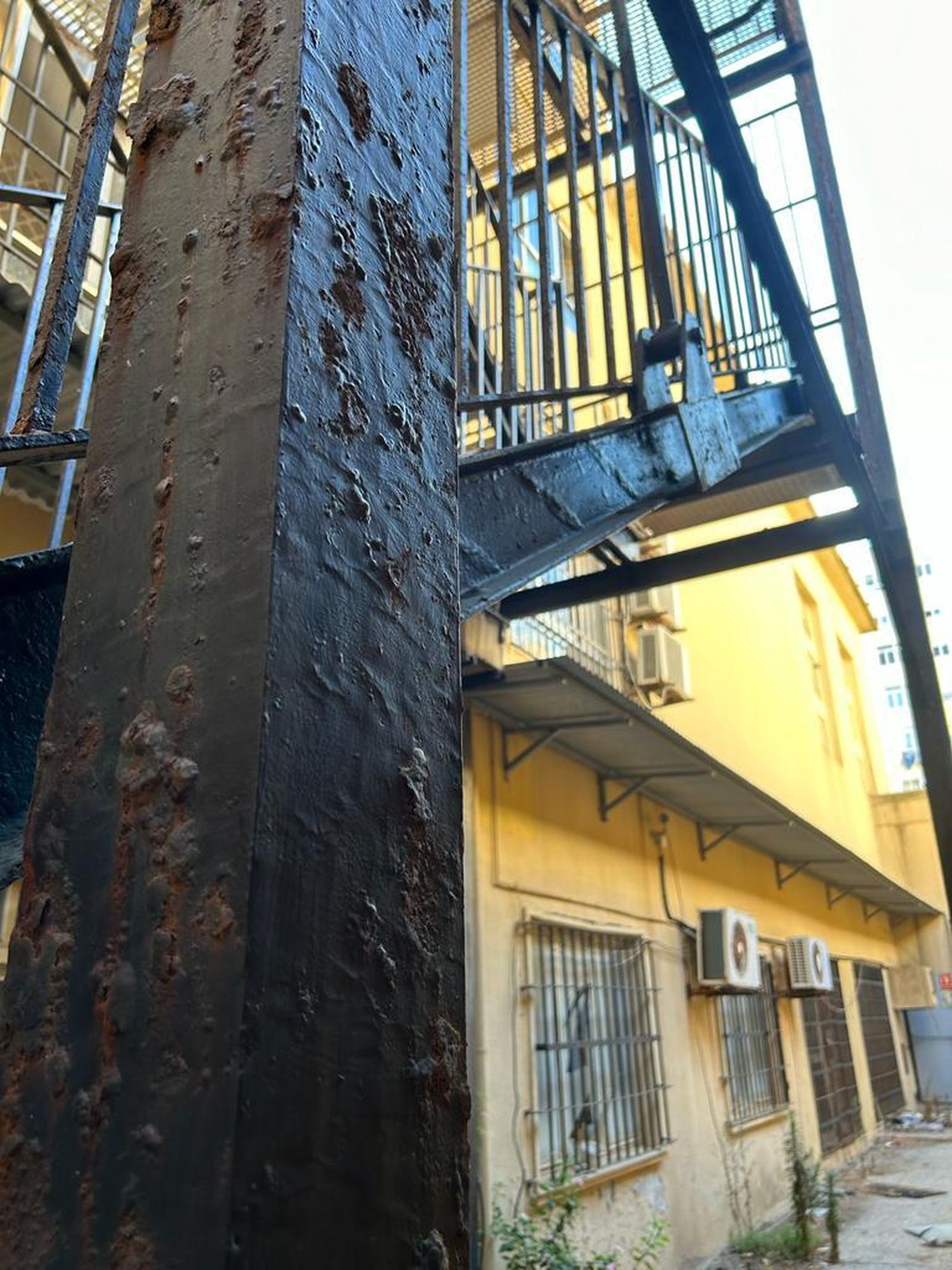 El óxido y el deterioro de la escalera de evacuación es más que evidente y pone en tela de juicio que su uso no resulte peligroso en el caso de una posible emergencia