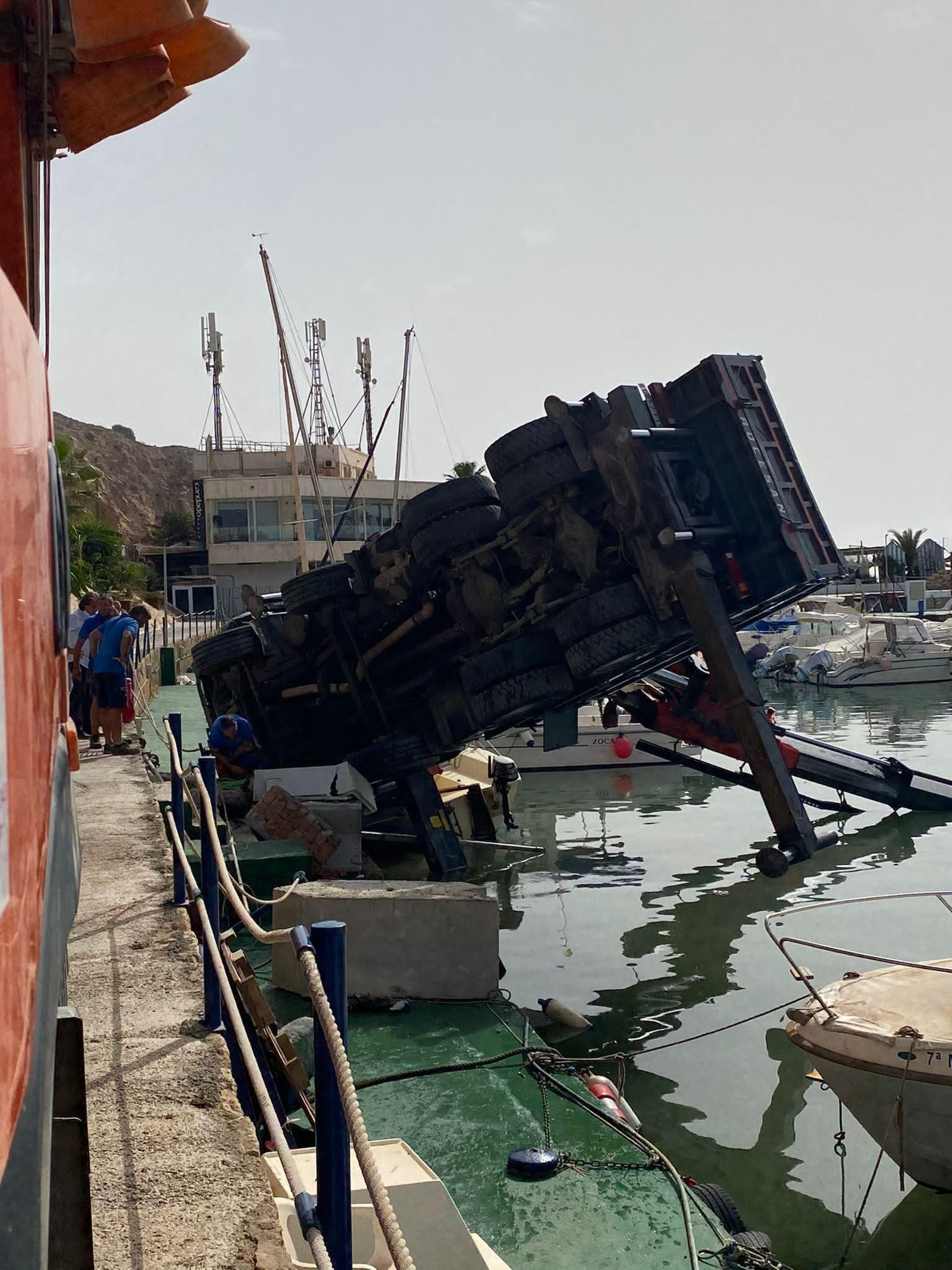 Vehículo volcado en El Candao.